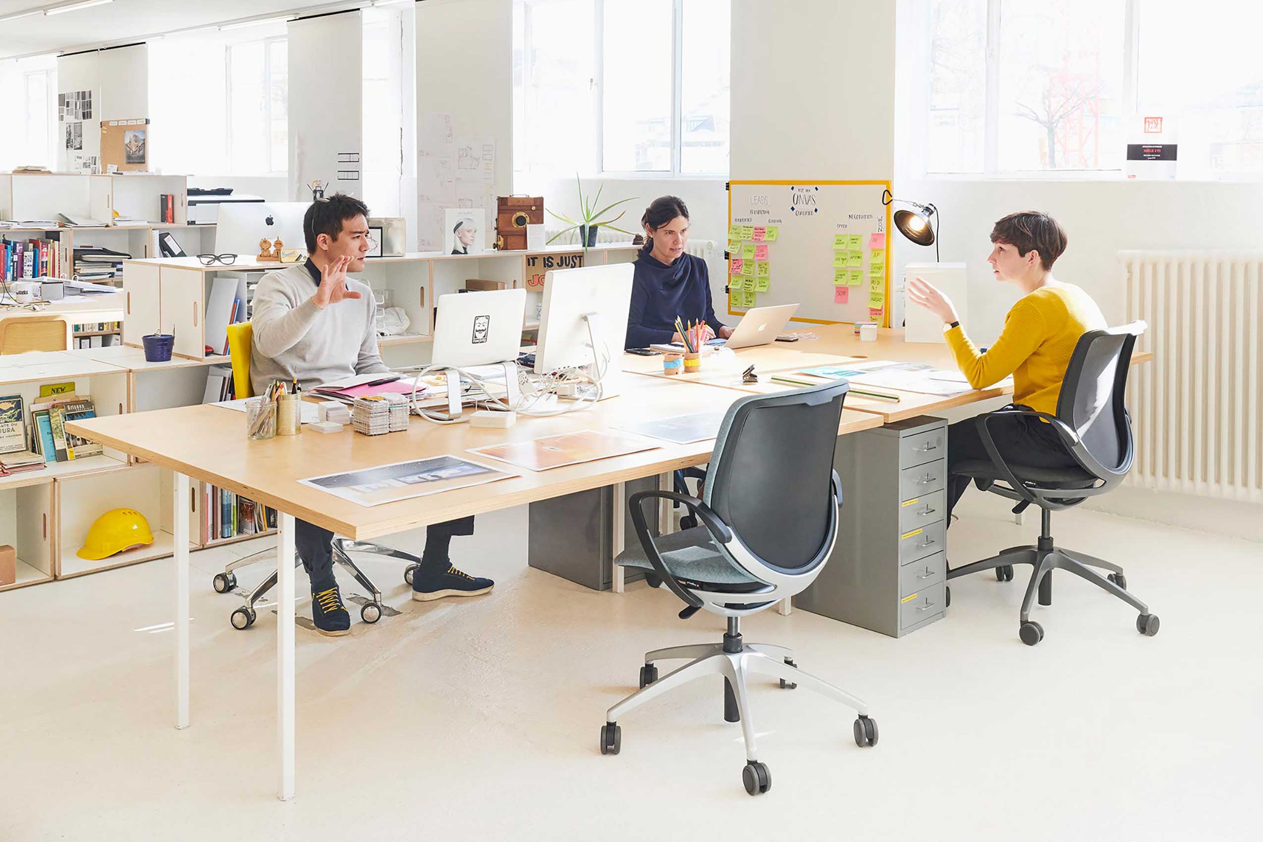 Giroflex 313 chairs around meeting table at Banana Campus
