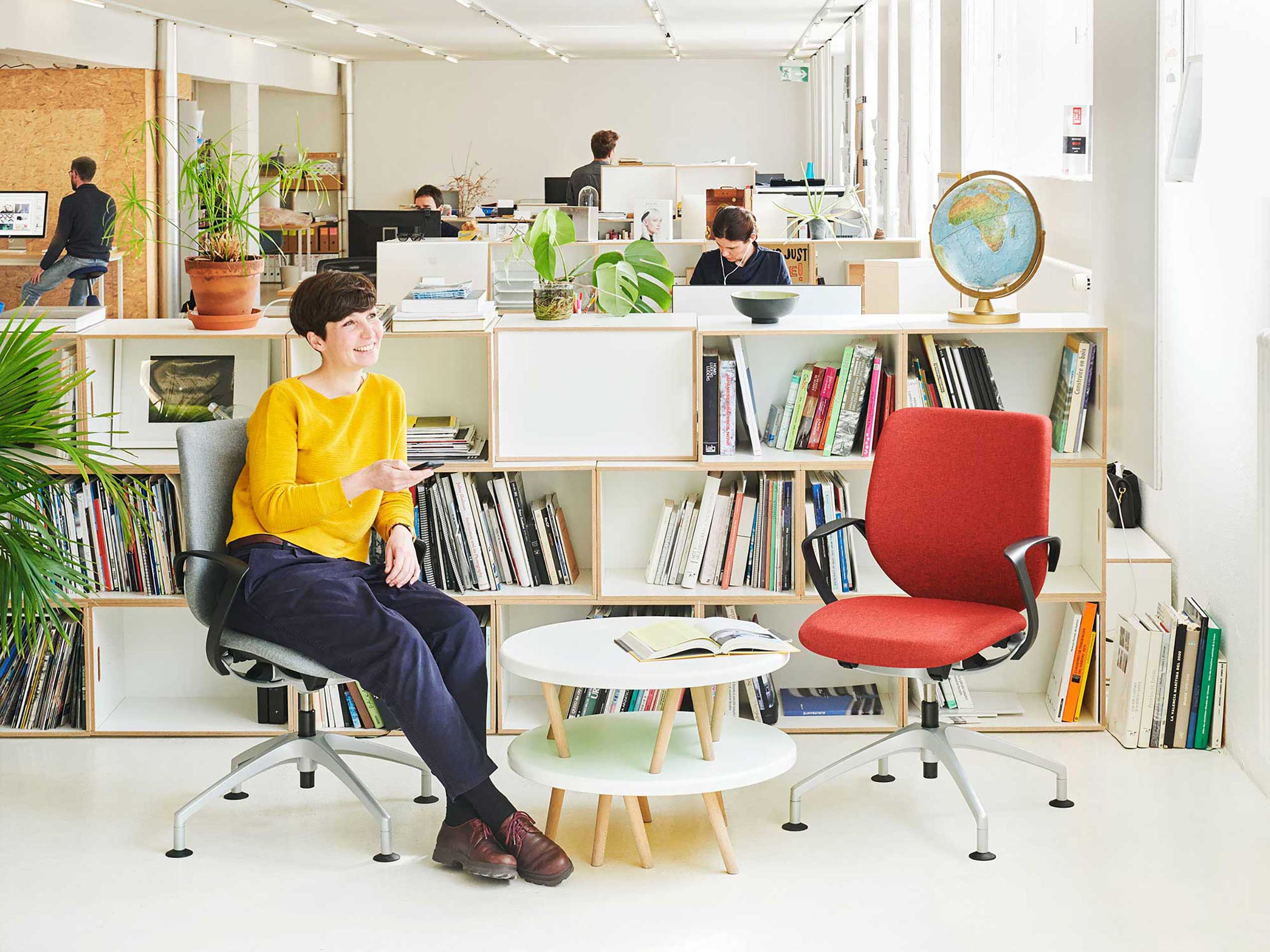 Giroflex 313 chairs around meeting table at Banana Campus