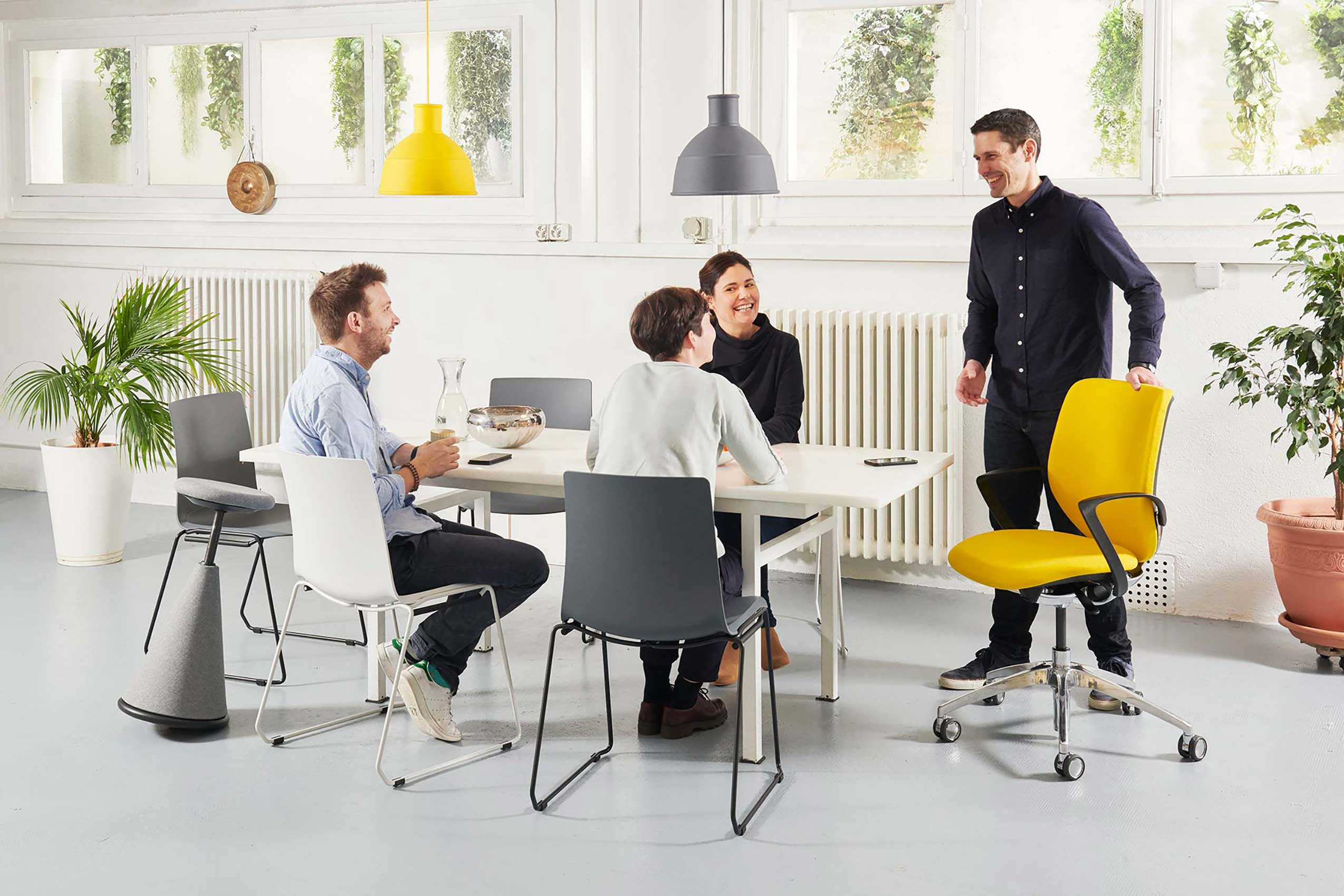 Giroflex 313 and Giiroflex 10 stool around meeting table at Banana Campus