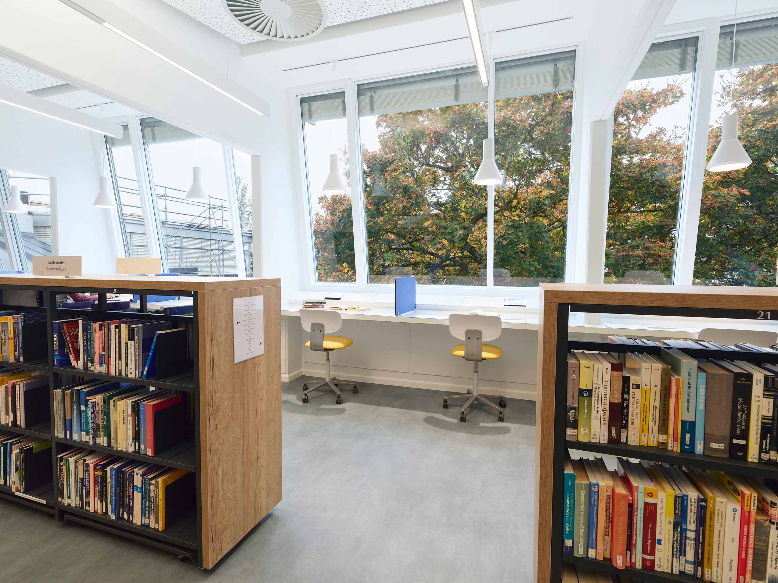 HÅG Tion chairs at window bench in library space at European Laboratory for Particle Physics (CERN) | Photo : Sarah Reuland