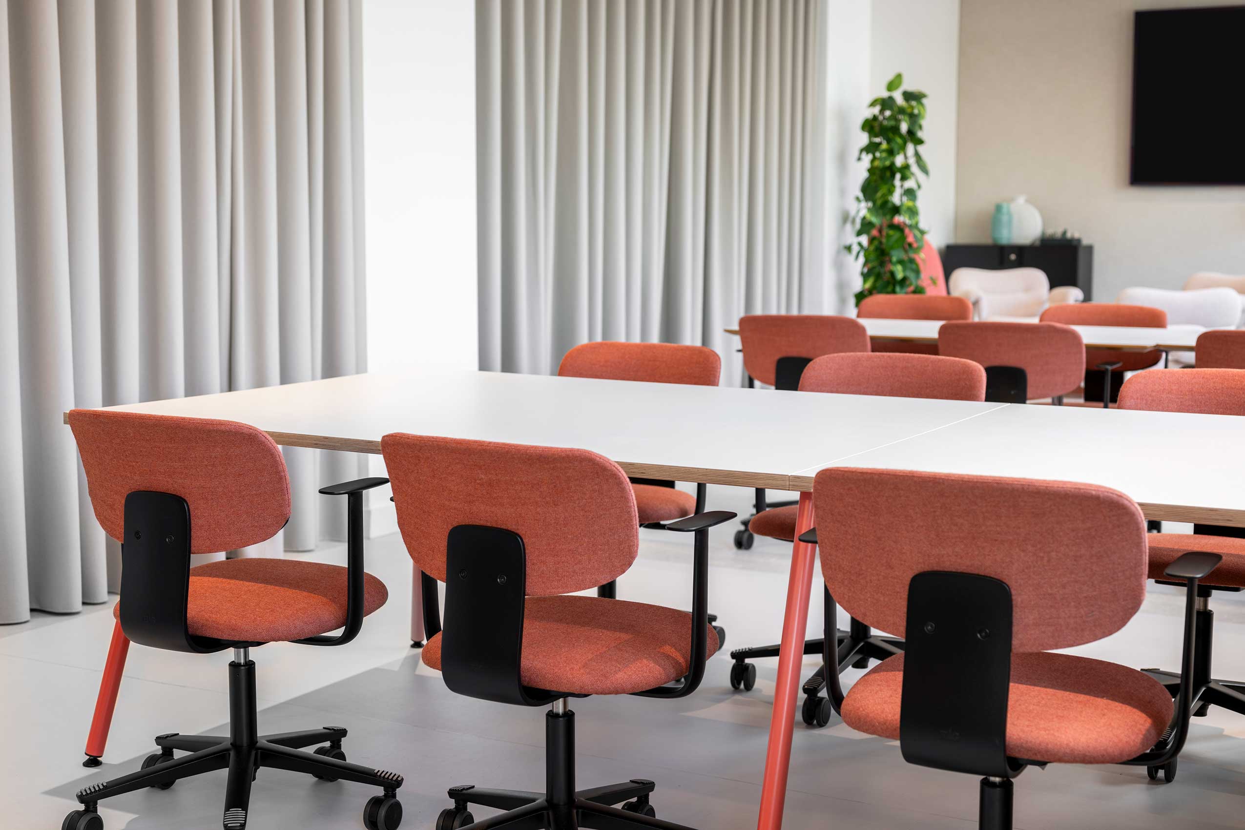 HÅG Tion chairs at classroom desks at CEPI offices | Photo: Marek Sikora – Office Curator