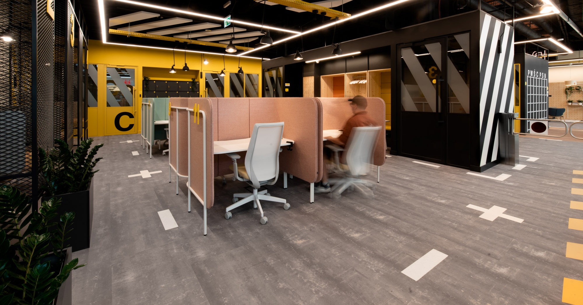 Profim accis pro at workstations in Cowork Aleja Bielany | Photo: Patryk Lewiński, mode:lina