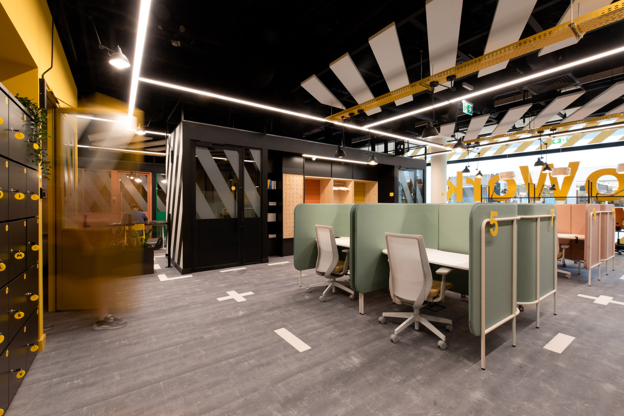 Profim accis pro chairs at workstations in Cowork Aleja Bielany | Photo: Patryk Lewiński, mode:lina