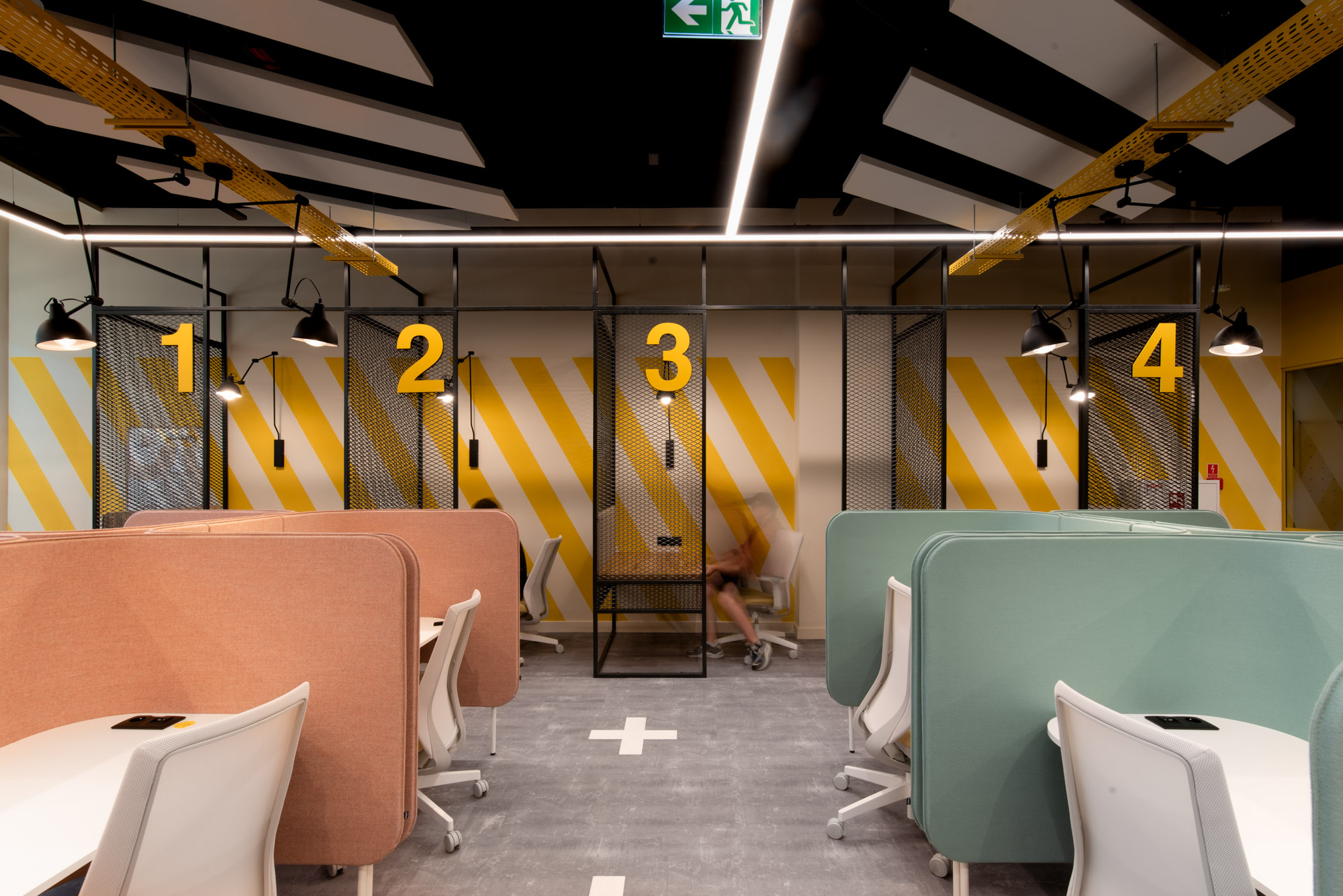 Profim accis pro chairs at workstations in Cowork Aleja Bielany | Photo: Patryk Lewiński, mode:lina