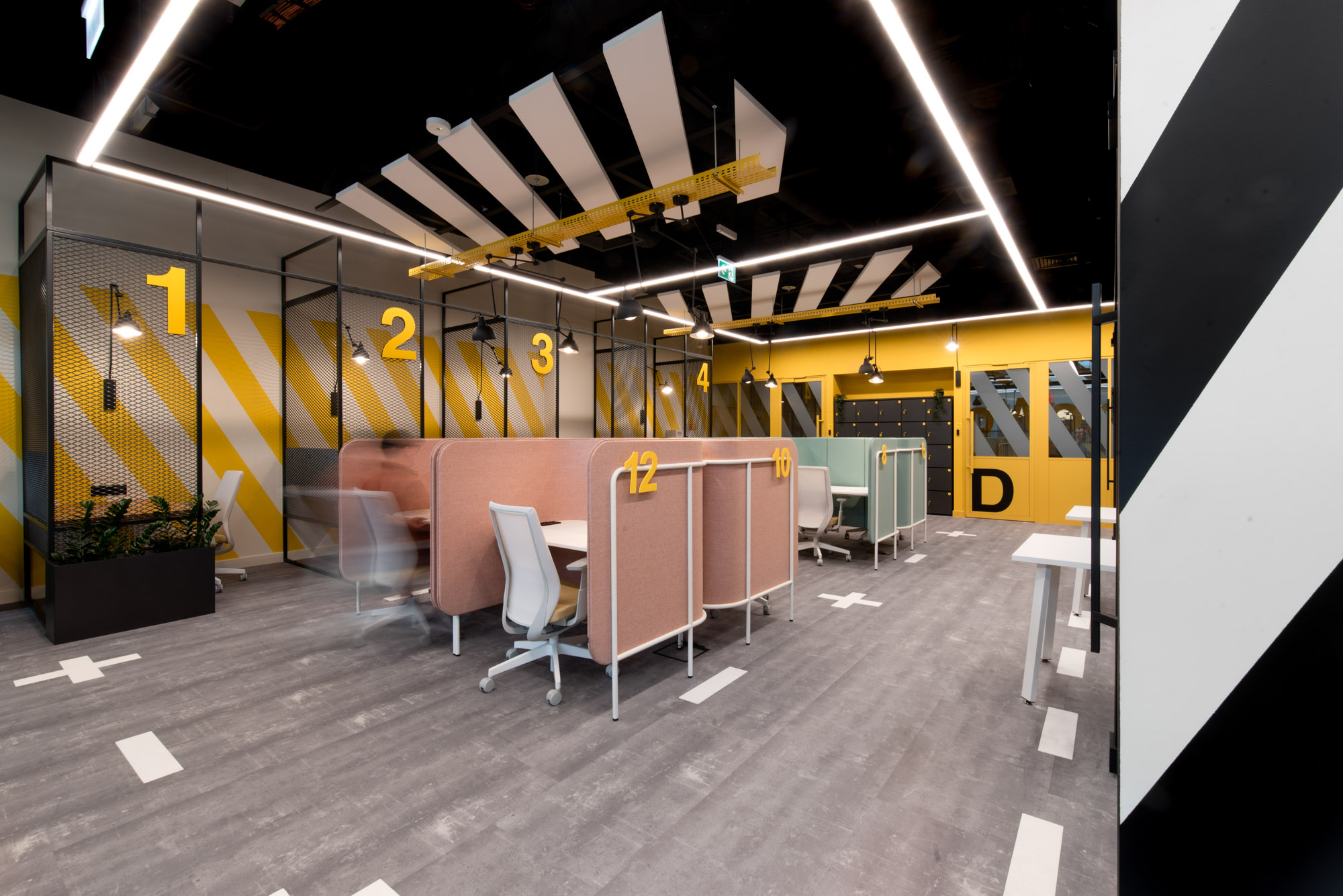 Profim accis pro chairs at workstations in Cowork Aleja Bielany | Photo: Patryk Lewiński, mode:lina