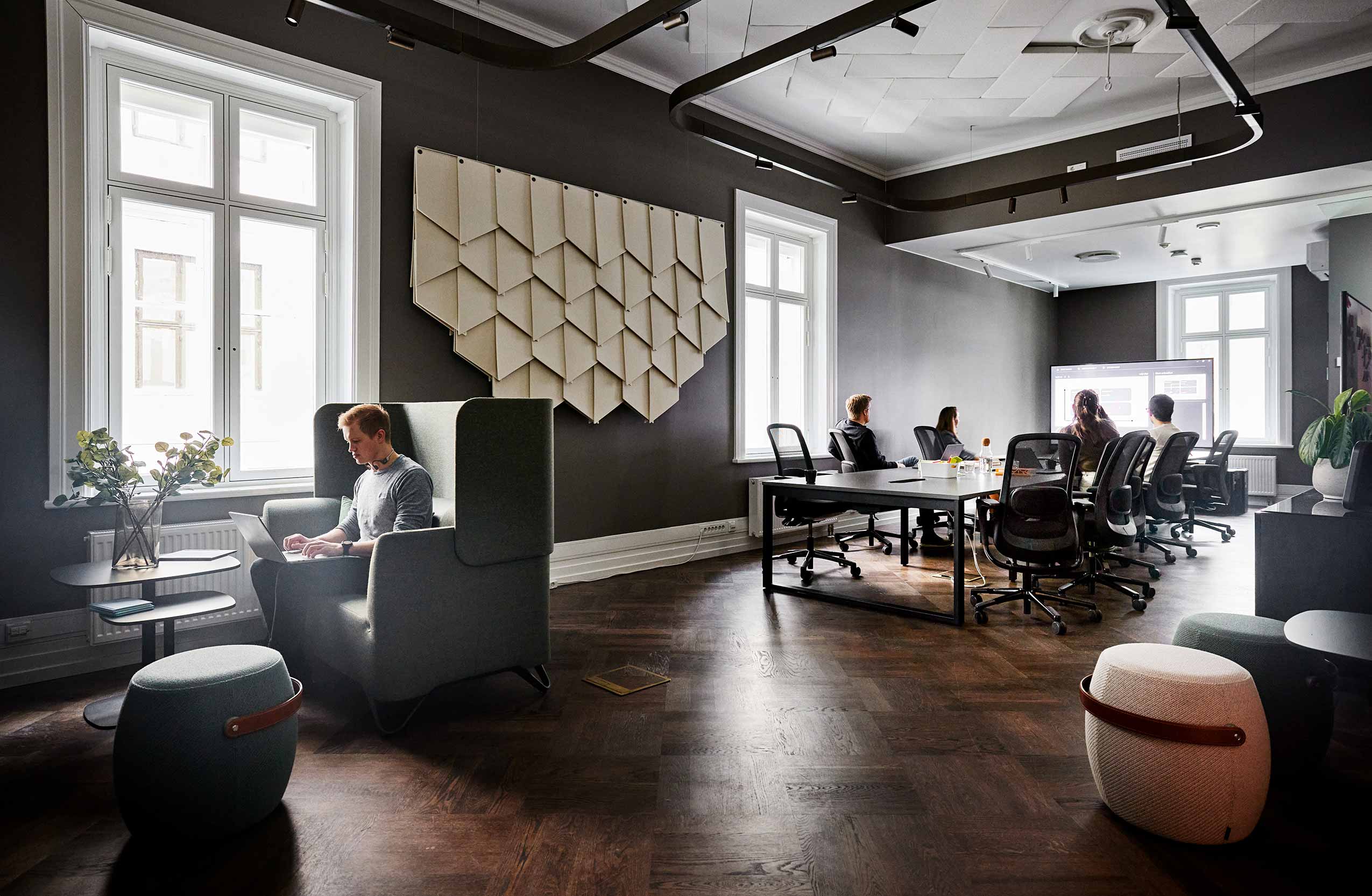 Profim Softbox, Offecct Carry on stools and HÅG Sofi chairs in collaborative space at Forte Digital Office | Photo: Lars Petter Pettersen