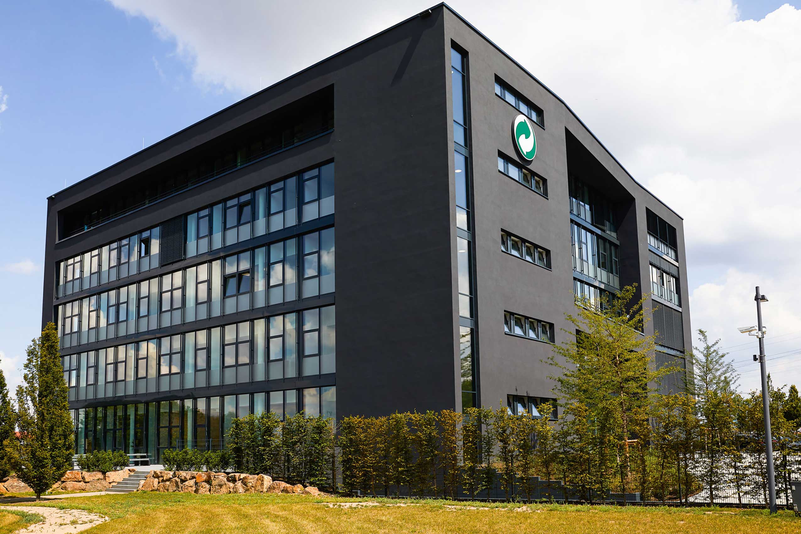 Exterior of Der Grüne Punkt office | Photo : Flokk