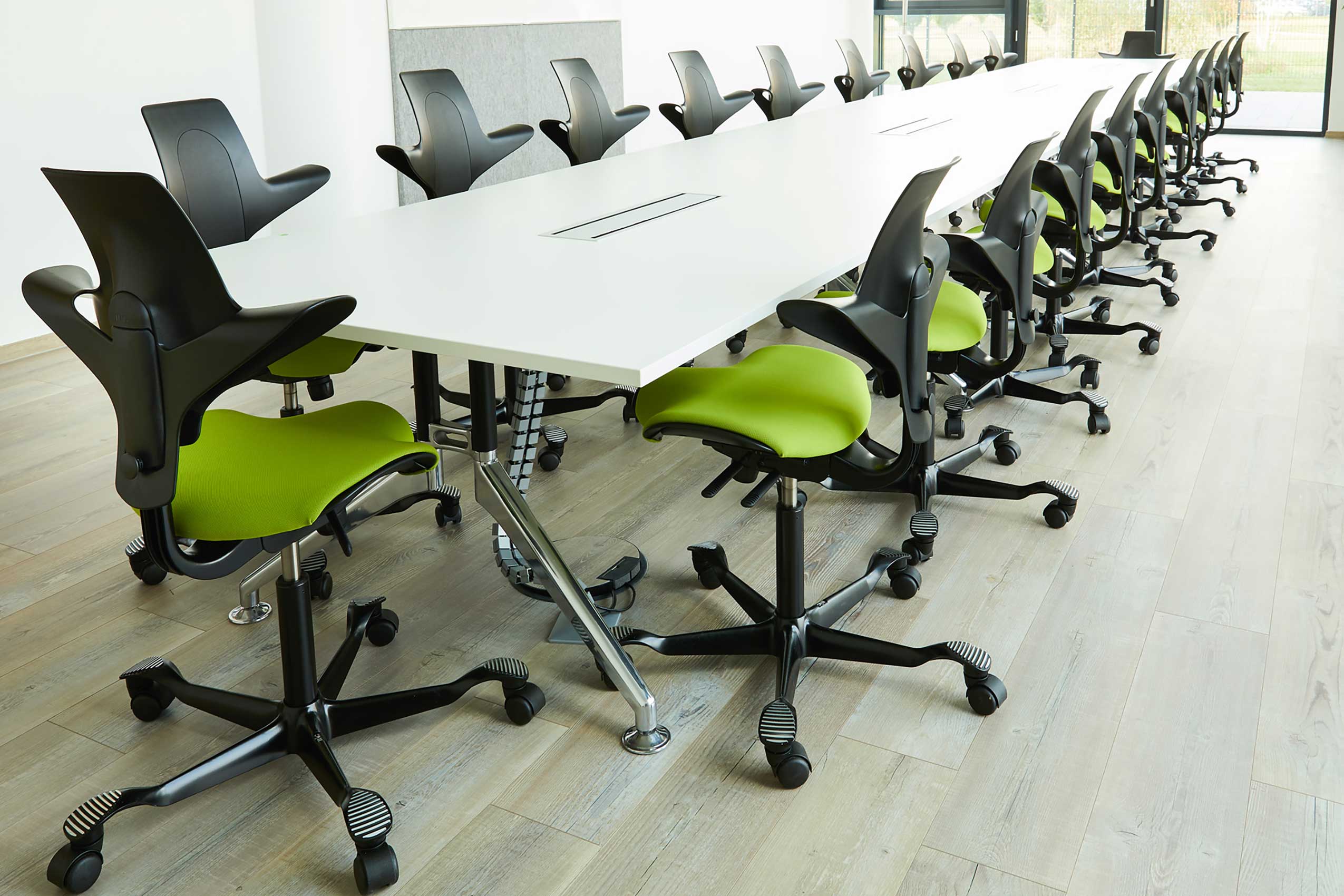 HÅG Capisco Puls chairs at meeting table at Der Grüne Punkt office | Photo : Flokk