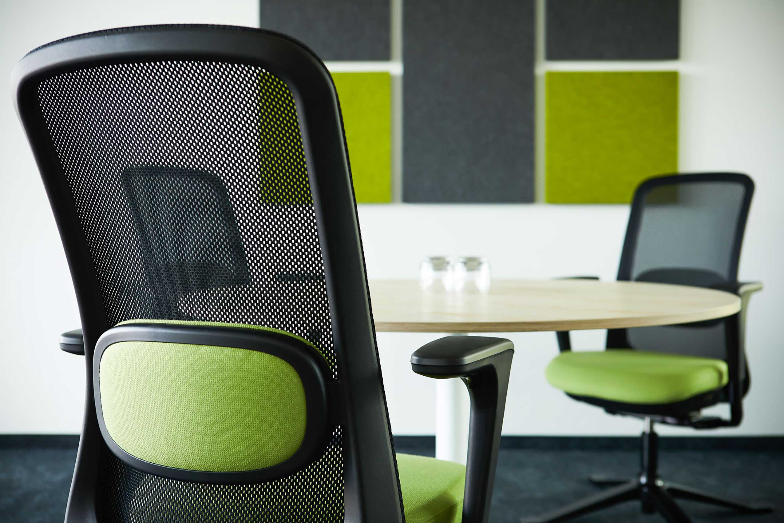 HÅG SoFi chairs at meeting table at Der Grüne Punkt office | Photo : Flokk