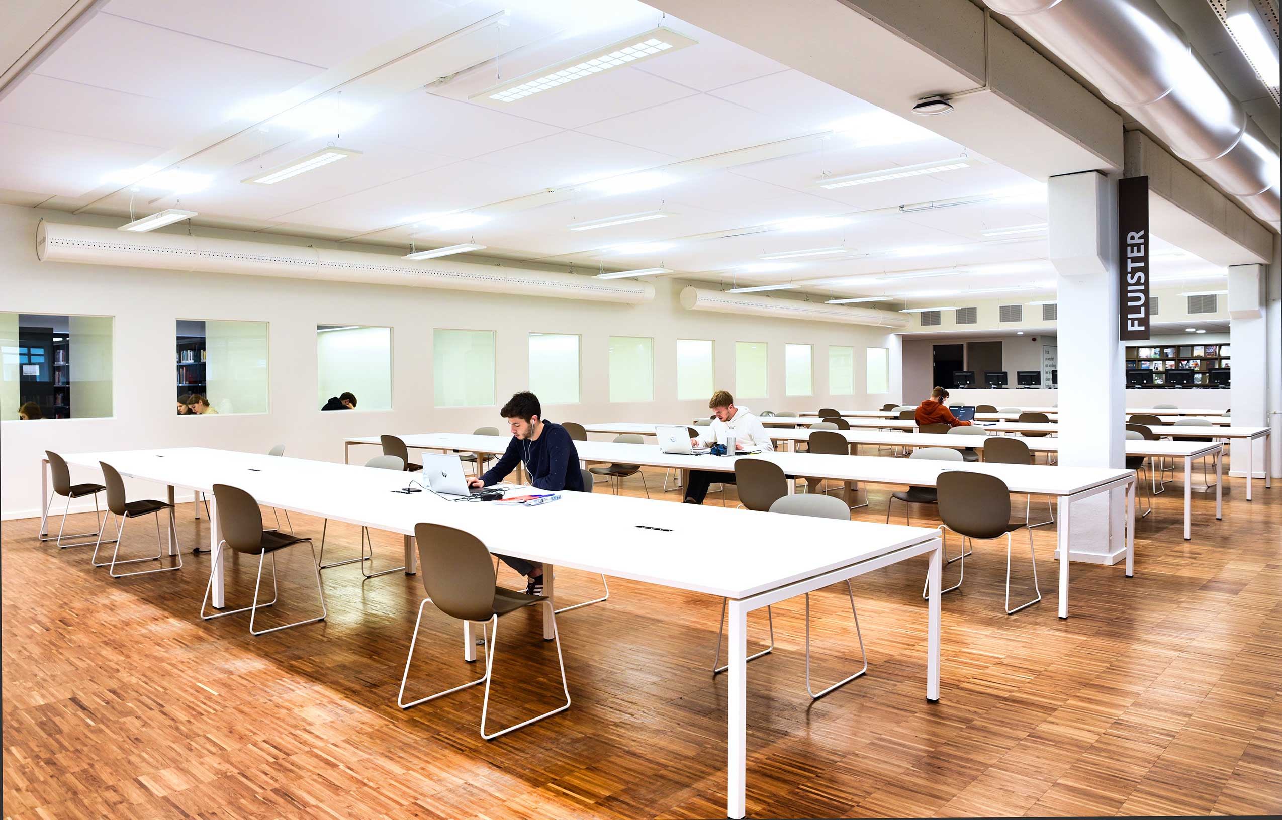 Profim Noor chairs in library study space at HAsselt University | Photo : Peter Van de Wile, Studio Laroue