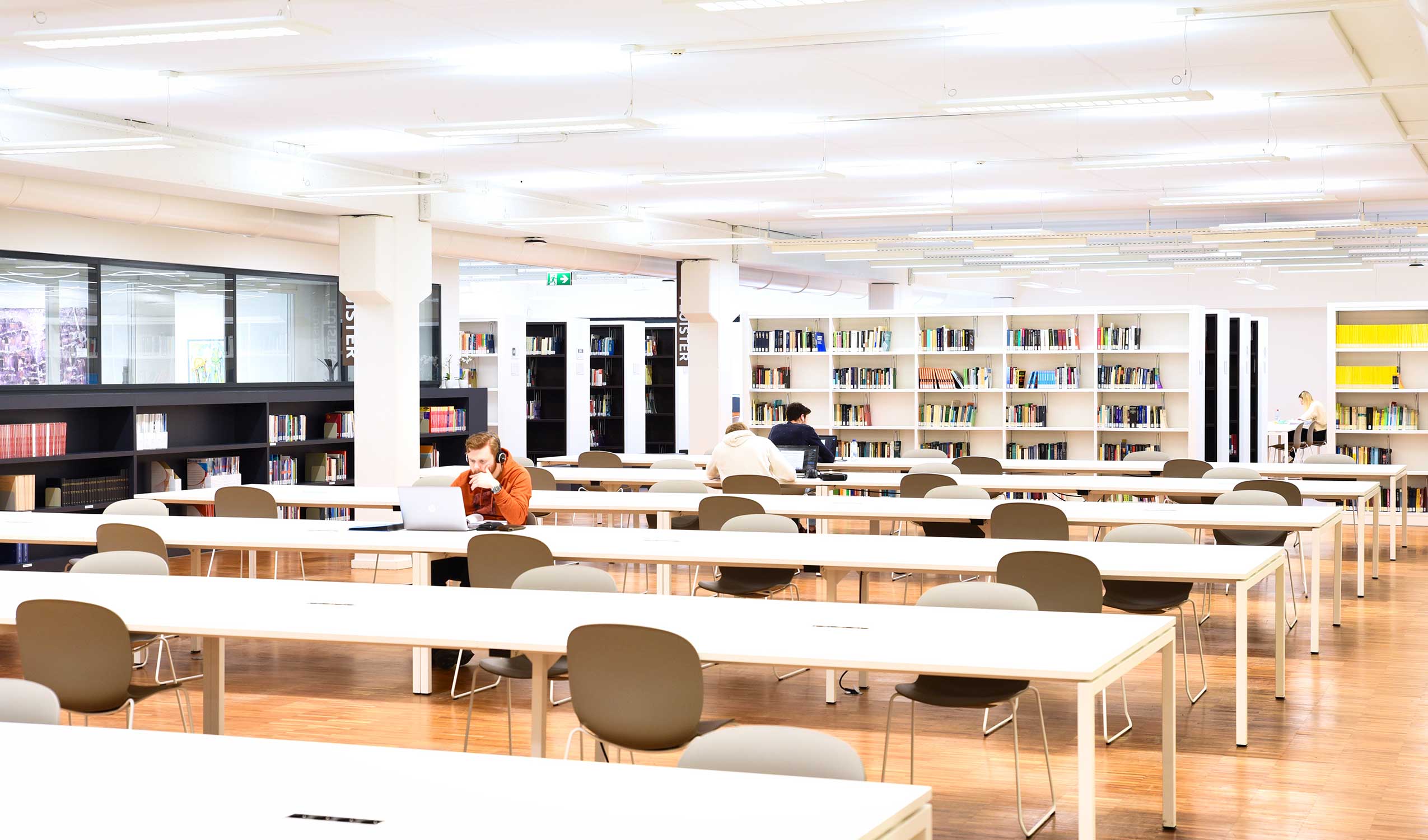 Profim Noor chairs in library study space at HAsselt University | Photo : Peter Van de Wile, Studio Laroue