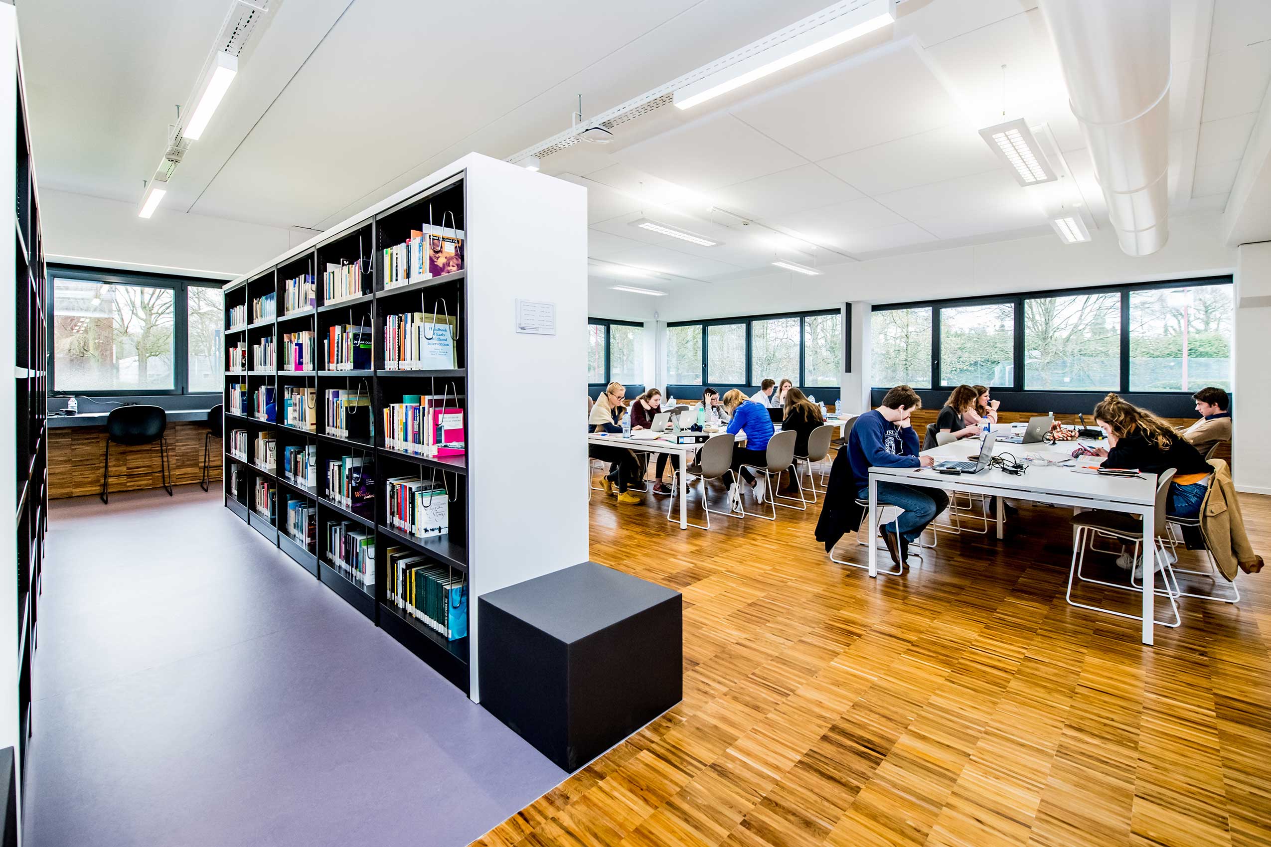 Profim Noor chairs in library study space at Hasselt University | Photo : Peter Van de Wile, Studio Laroue
