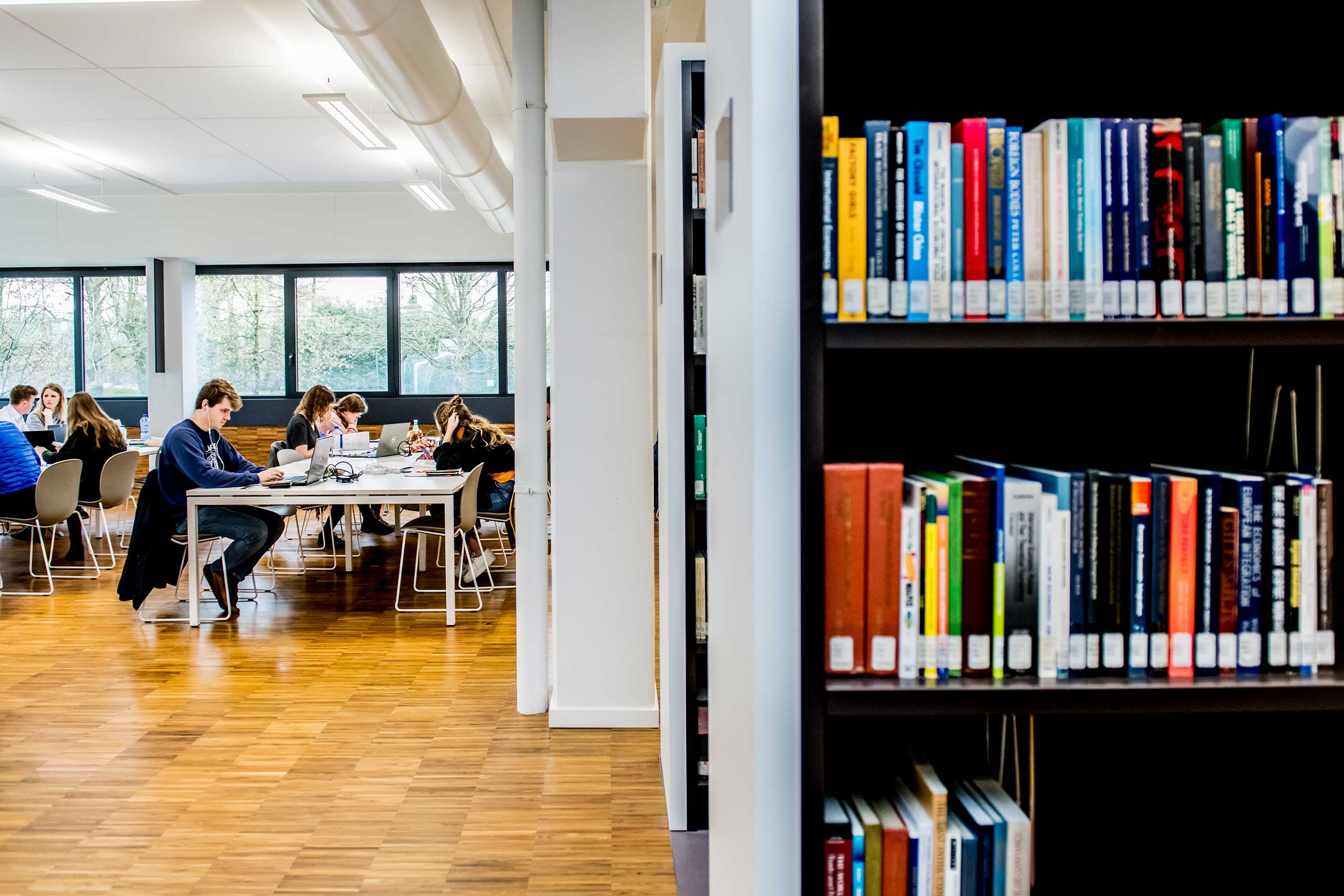 Profim Noor chairs in library study space at Hasselt University | Photo : Peter Van de Wile, Studio Laroue