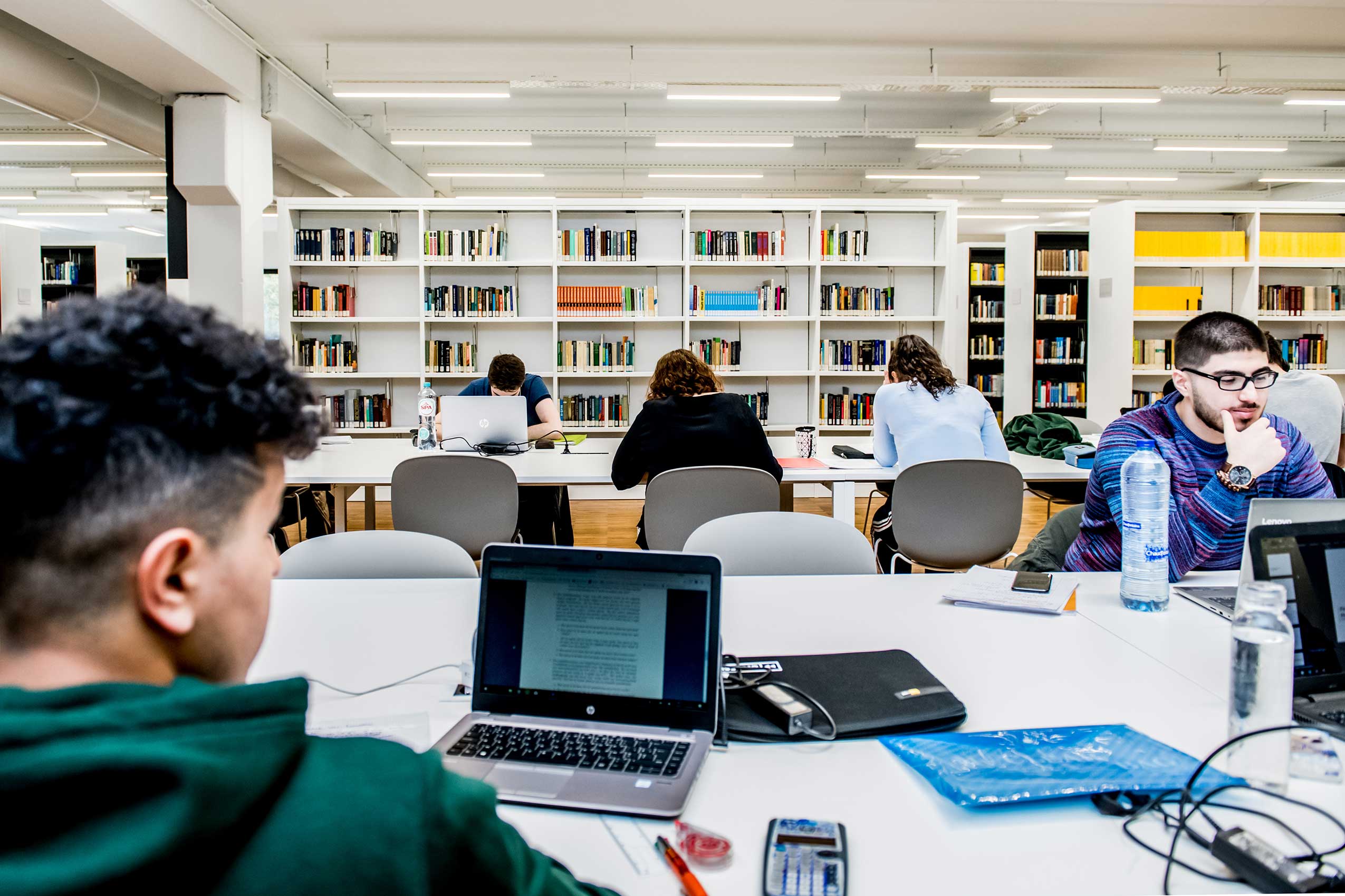 Profim Noor chairs in library study space at Hasselt University | Photo : Peter Van de Wile, Studio Laroue