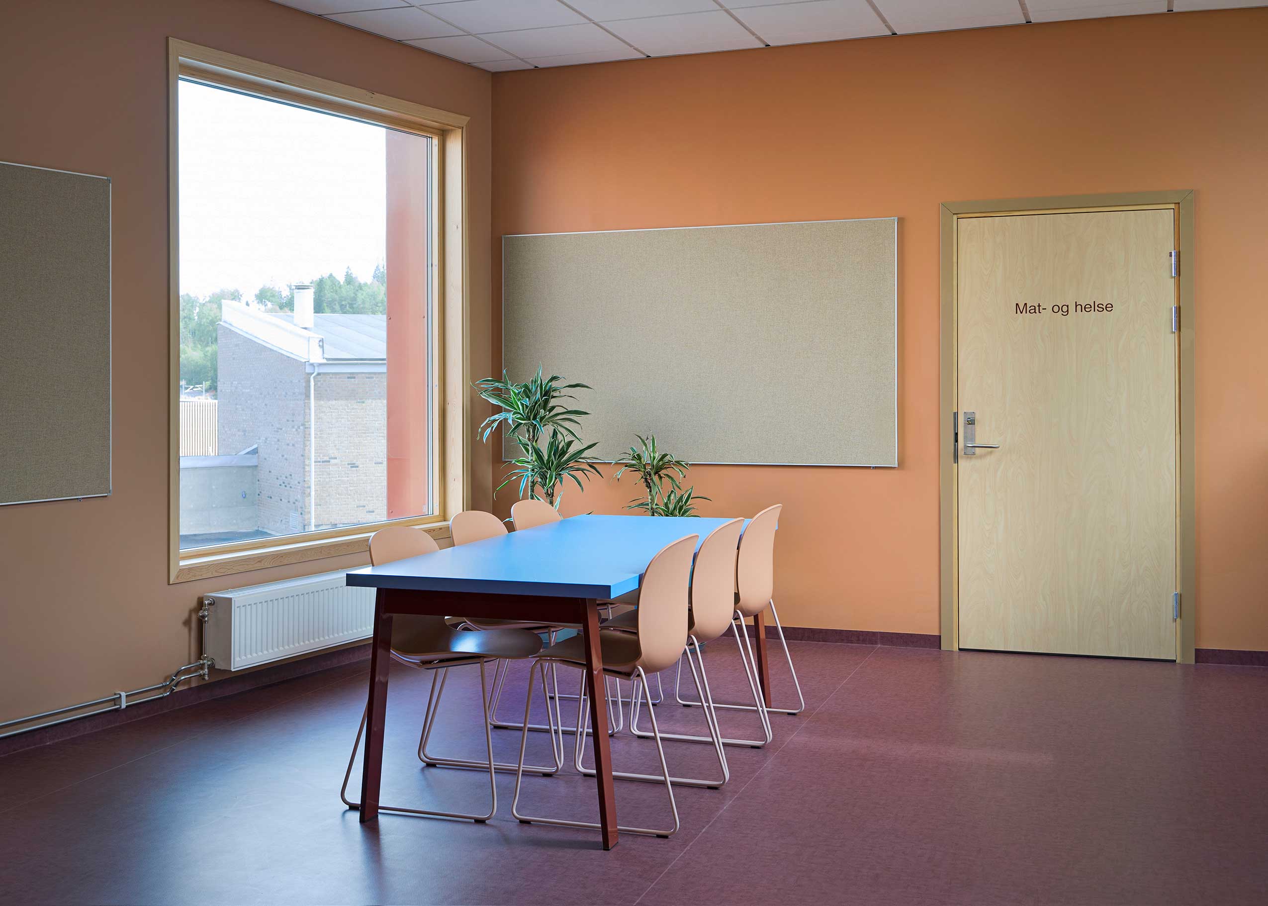 Profim Noor Sledgebase chairs at meeting table in Hebekk School | Photo : Eli Haugen Sandnes