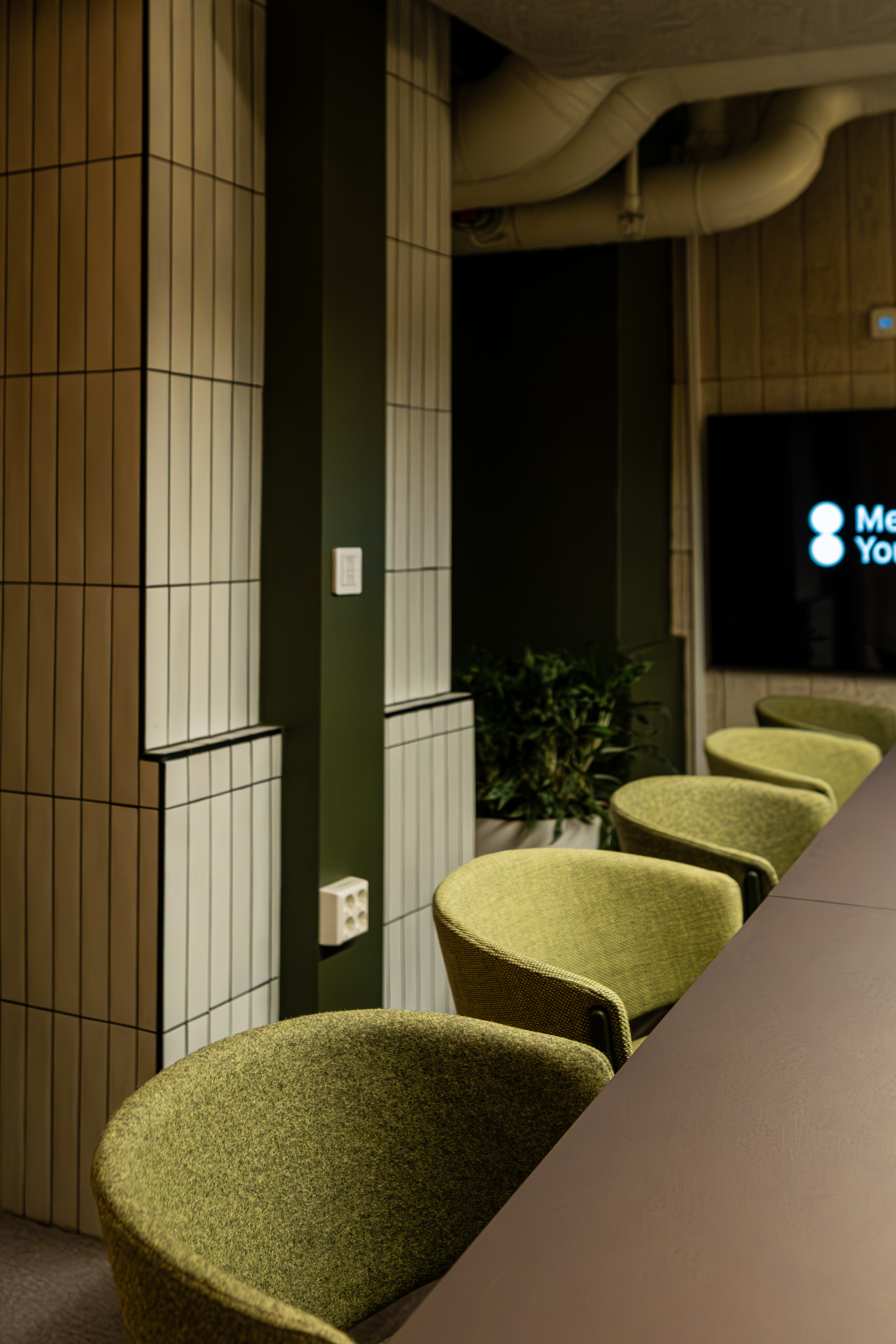 Offecct Phoenix chairs in meeting room at Mesh Community Youngstorget | Photo : Michal Chojnacki