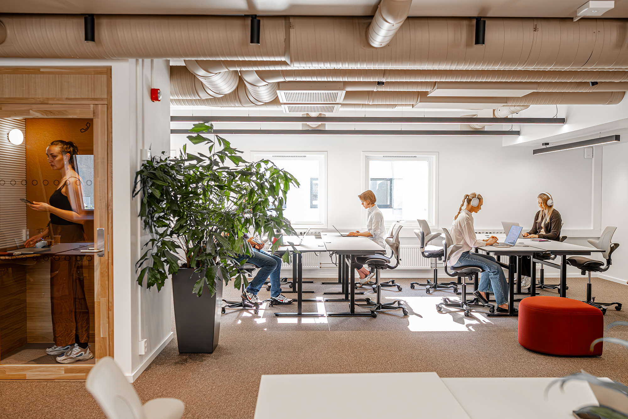 HÅG Capisco Puls chairs in open workspace at Mesh Community Youngstorget | Photo : Michal Chojnacki