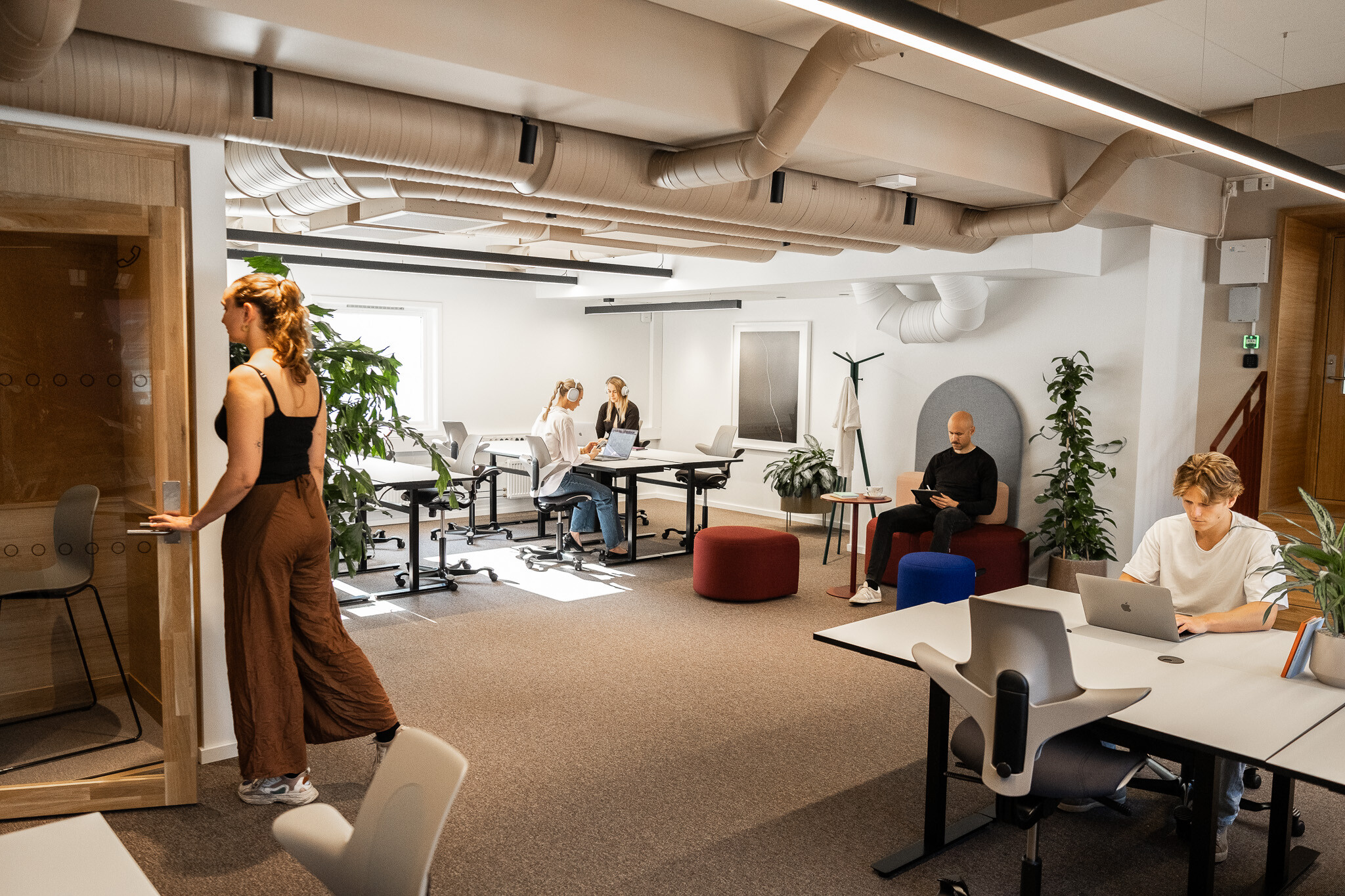 HÅG Capisco Puls chairs in open workspace at Mesh Community Youngstorget | Photo : Michal Chojnacki