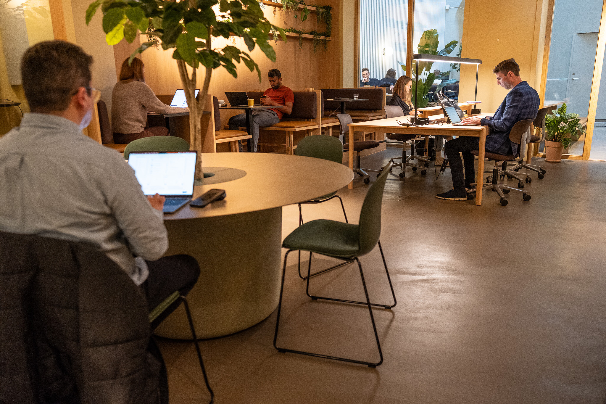 Profim Noor and HÅG Tion chairs in open workspace at Mesh Community Youngstorget | Photo : Michal Chojnacki