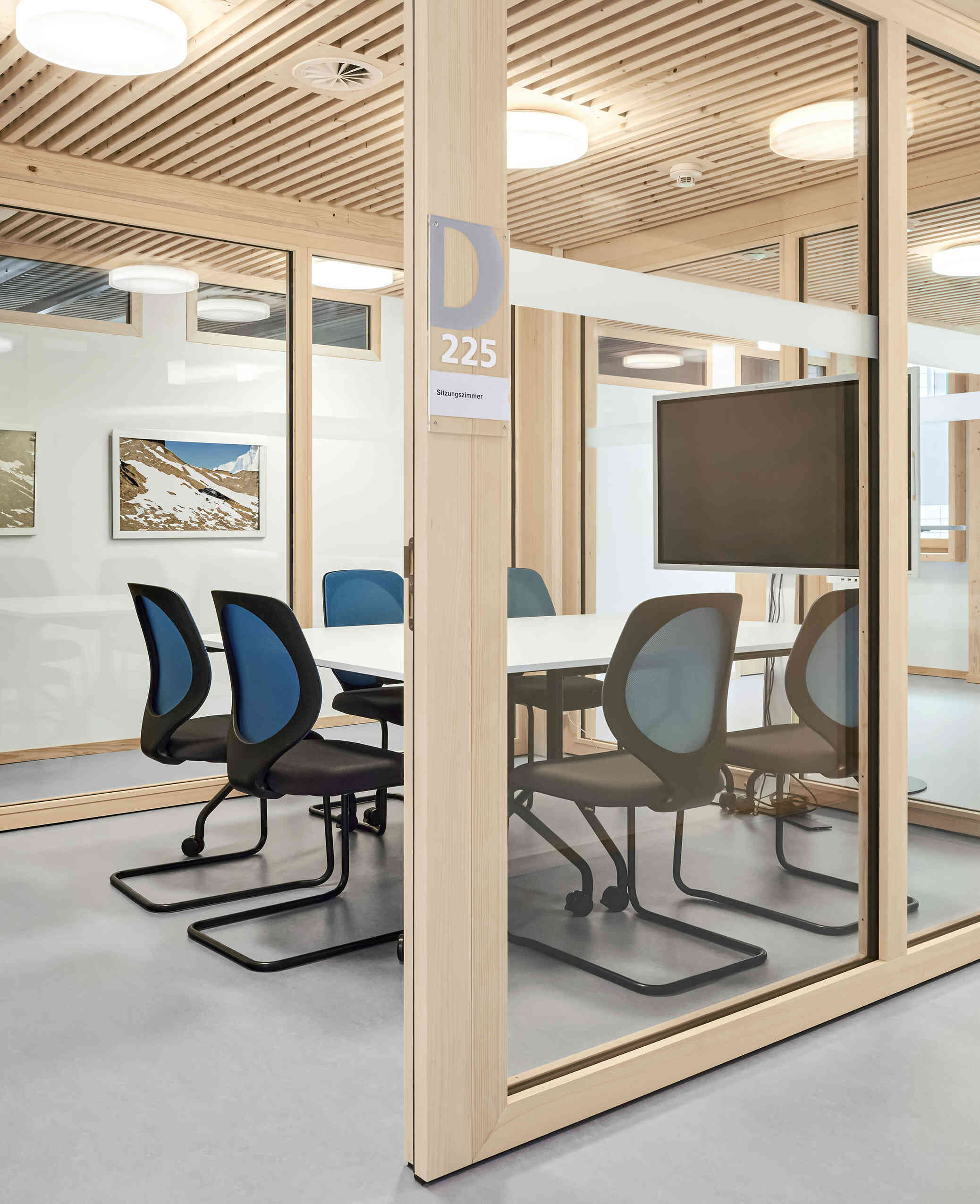 office meeting room at WSL Davos, with Giroflex 353 chairs around a table