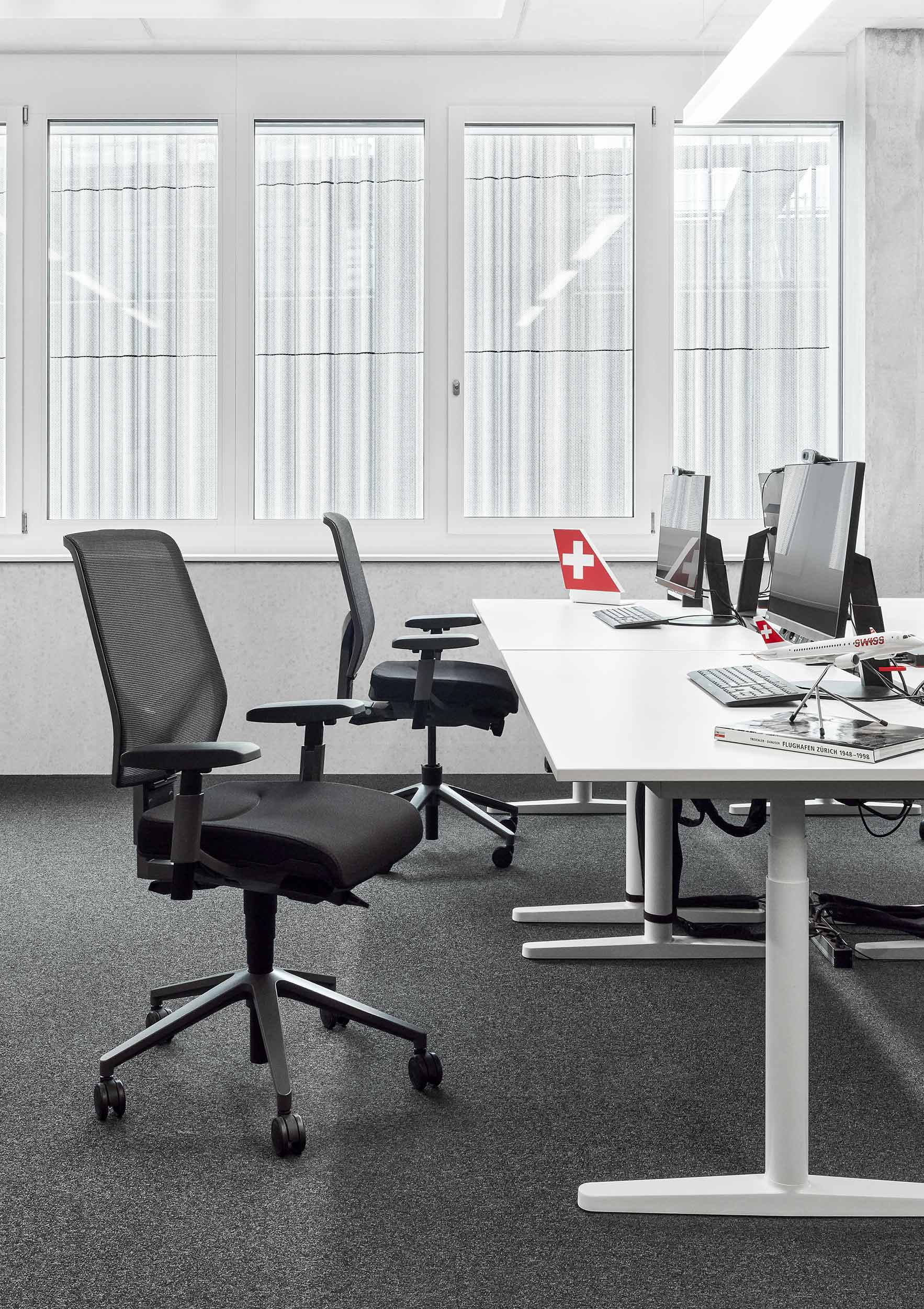 Angfle 2 of Lufthana's new office, featuring Giroflex 68 chairs in black at workstations