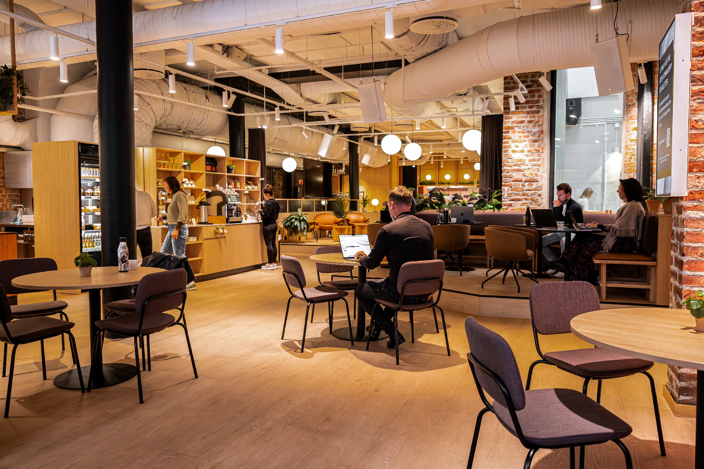 Profim Normo chairs in cafeteria at Mesh Community Youngstorget | Photo : Michal Chojnacki