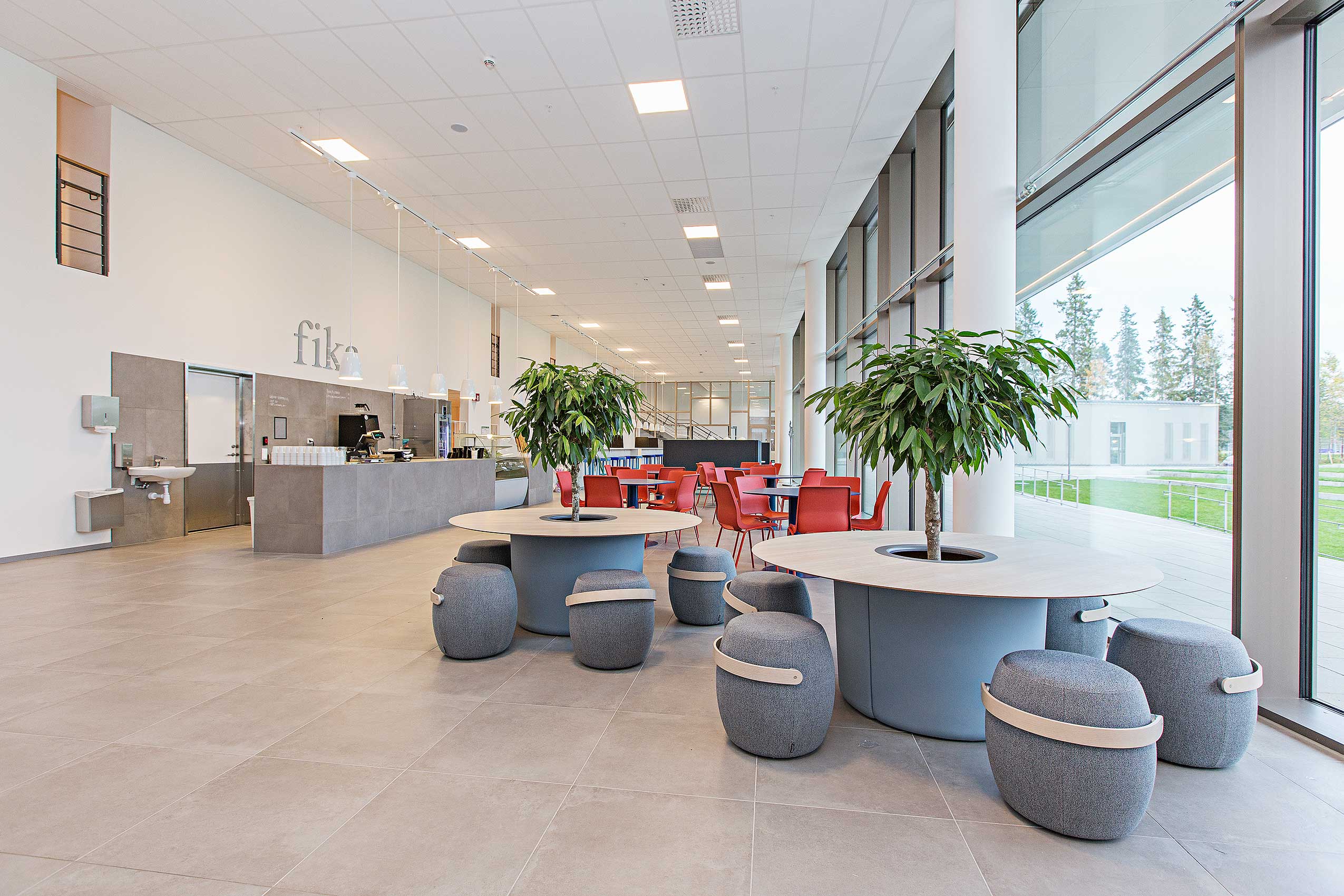 Offecct Carry On, On Point and Profim Ana chairs in cafeteria at Minerva School | Photo : Per Kjell