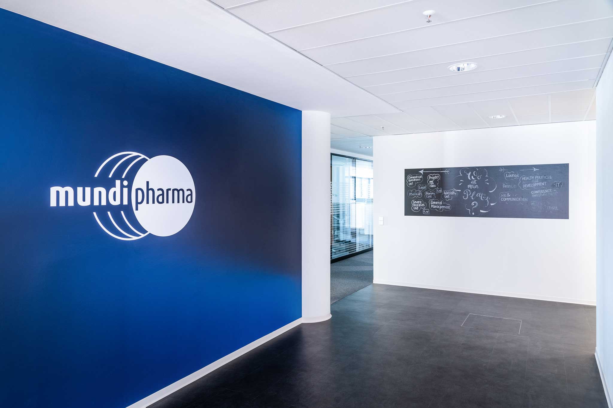 Hallway at Mundipharma | Photo : Kristof Lemp