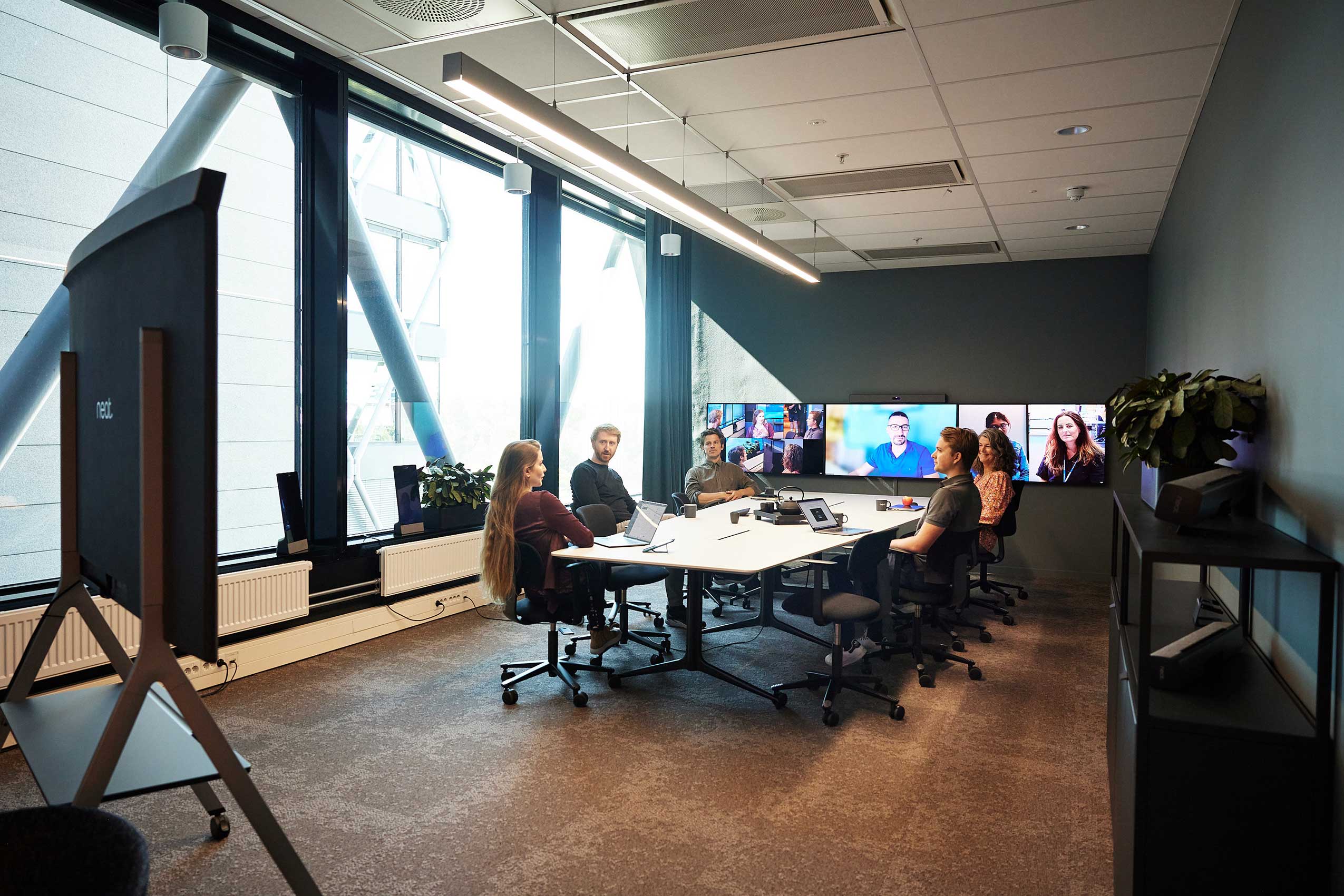 HÅG Tion chairs at meeting table at Neat Office | Photo : Lars Petter Pettersen