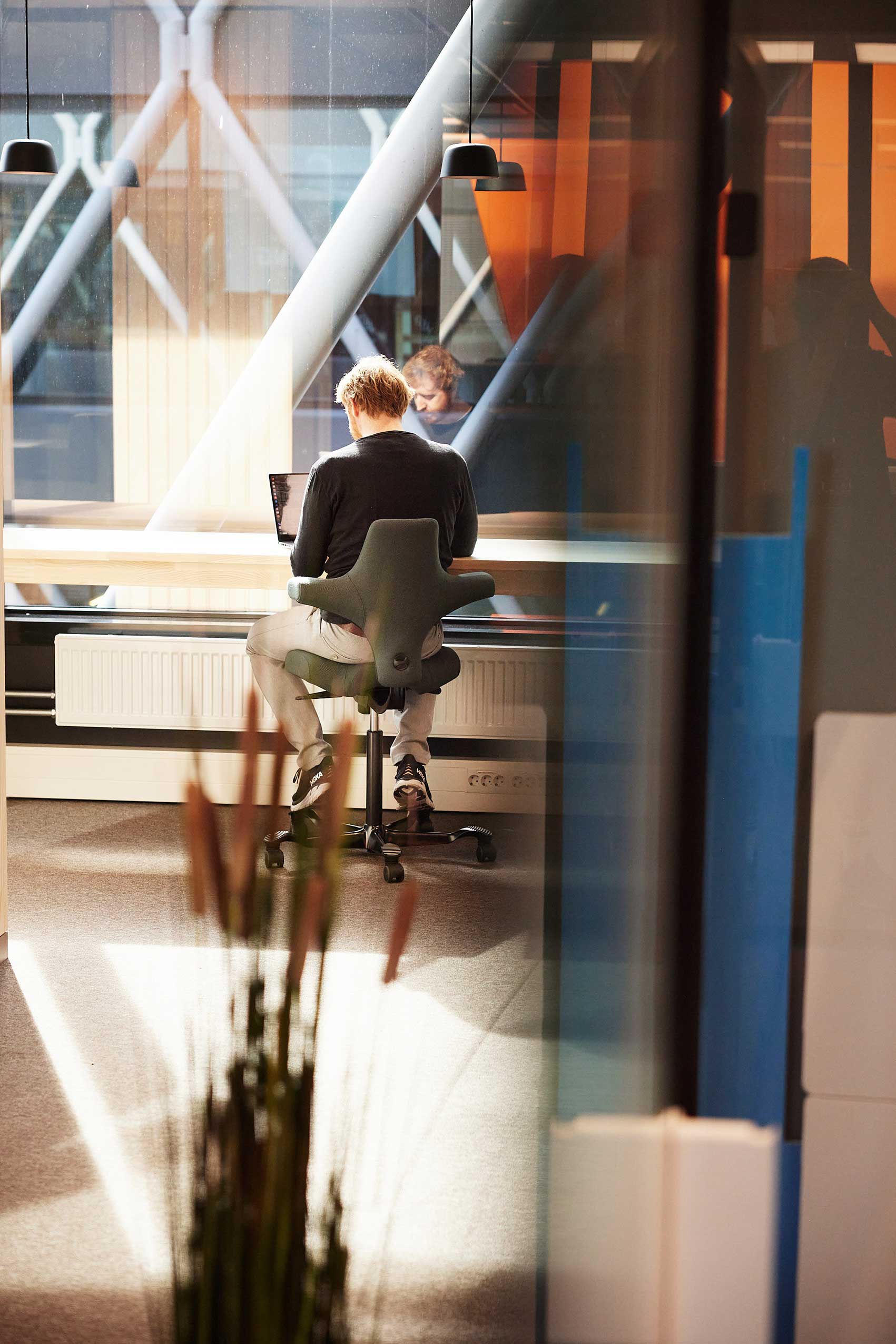 HÅG Capisco chair in collaborative spaces at Neat Office | Photo : Lars Petter Pettersen