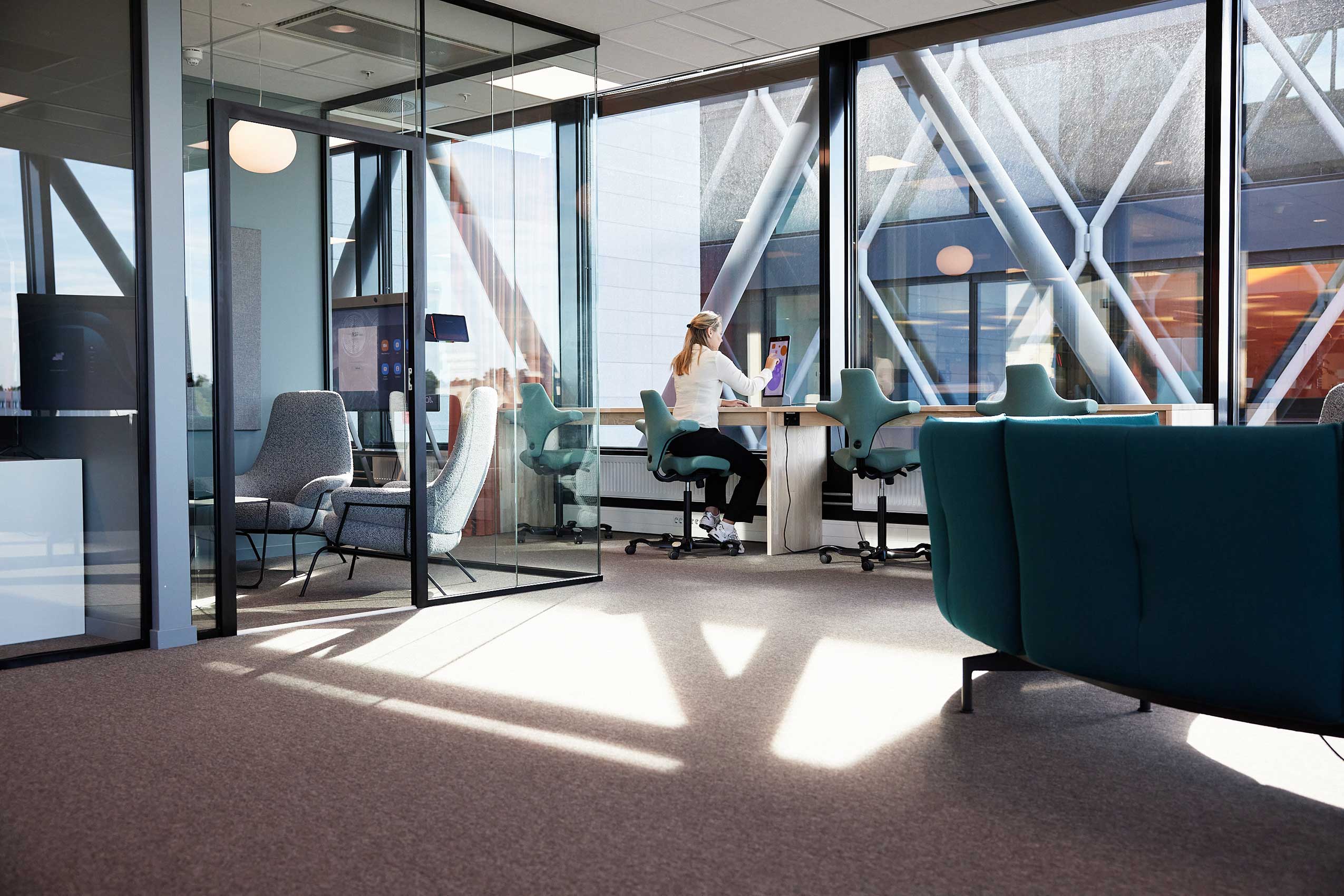HÅG Capisco chairs at bench seating at Neat Office | Photo : Lars Petter Pettersen