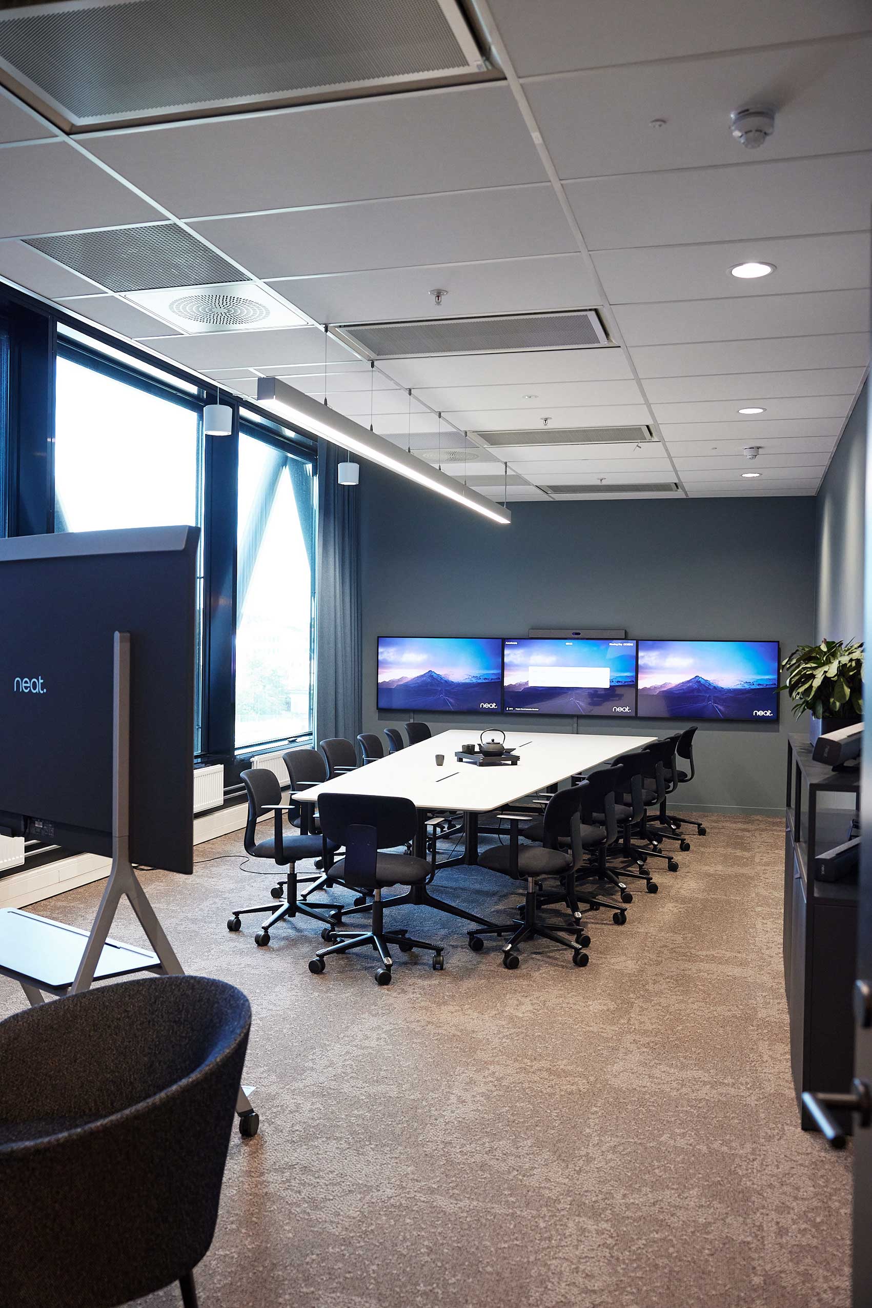 HÅG Tion chairs in meeting room at Neat Office | Photo : Lars Petter Pettersen