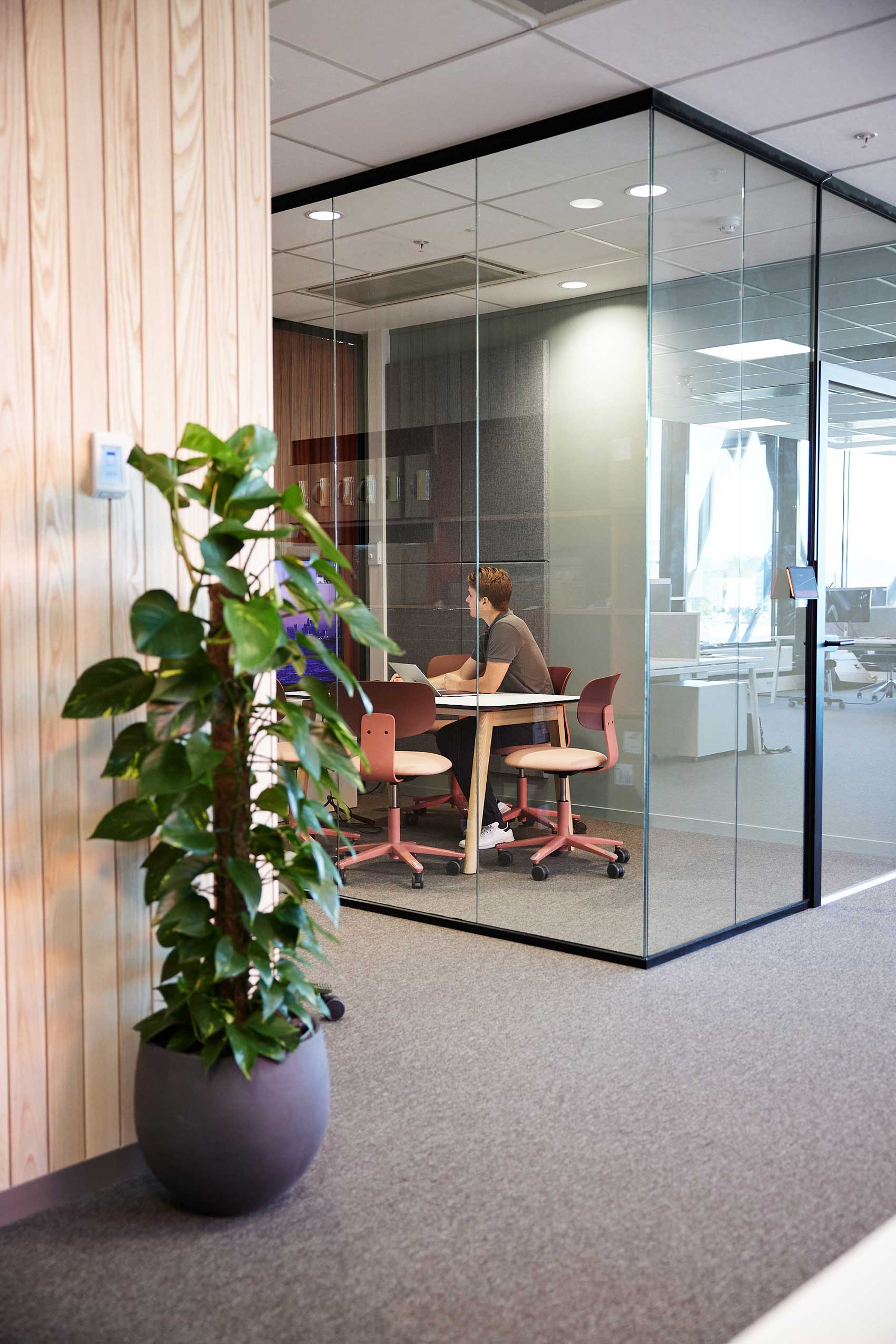 HÅG Tion chairs in meeting room at Neat Office | Photo : Lars Petter Pettersen