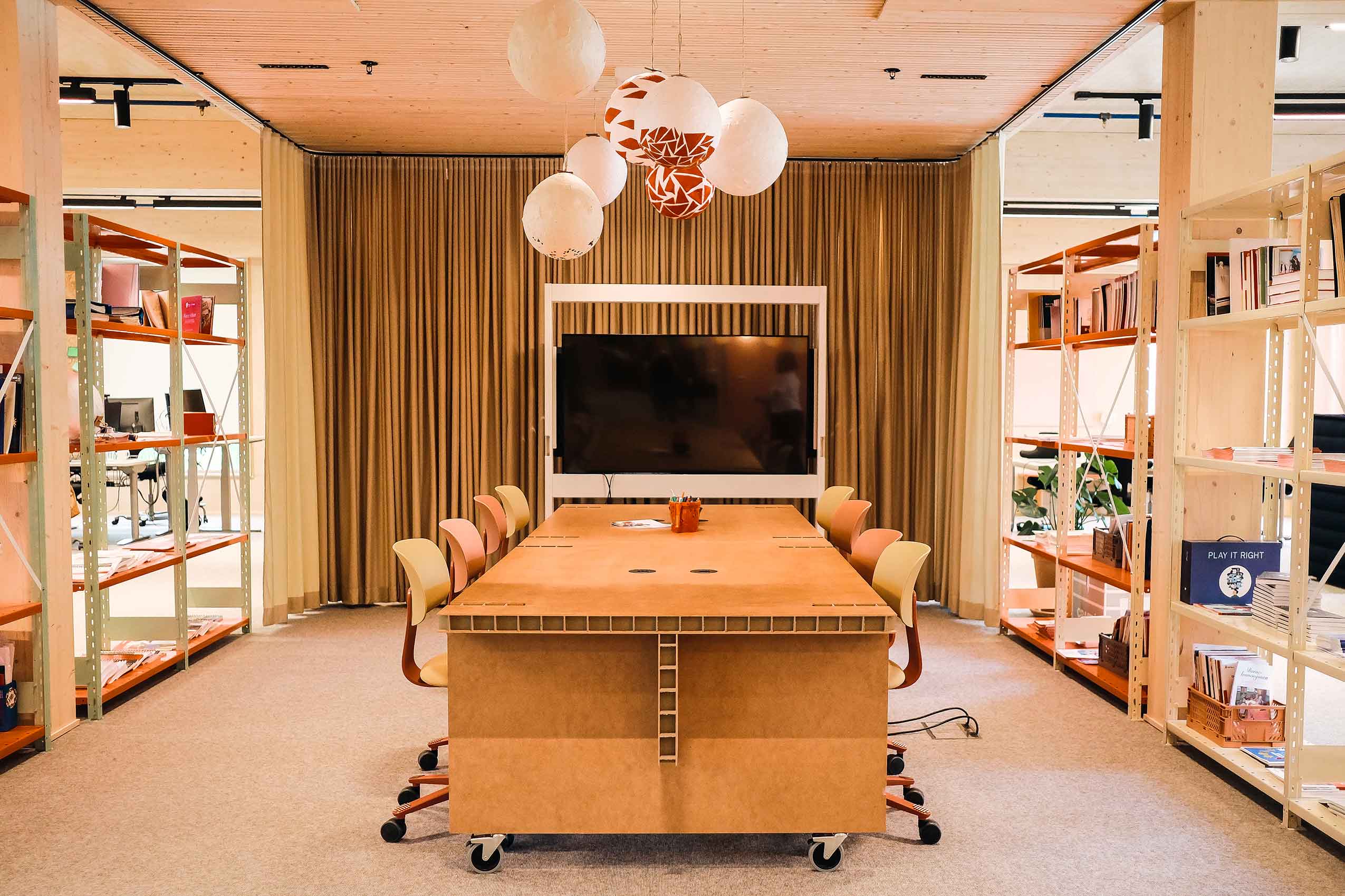 Interior of a meeting room at Redd Barna's Oslo office, featuring HÅG Tion chairs