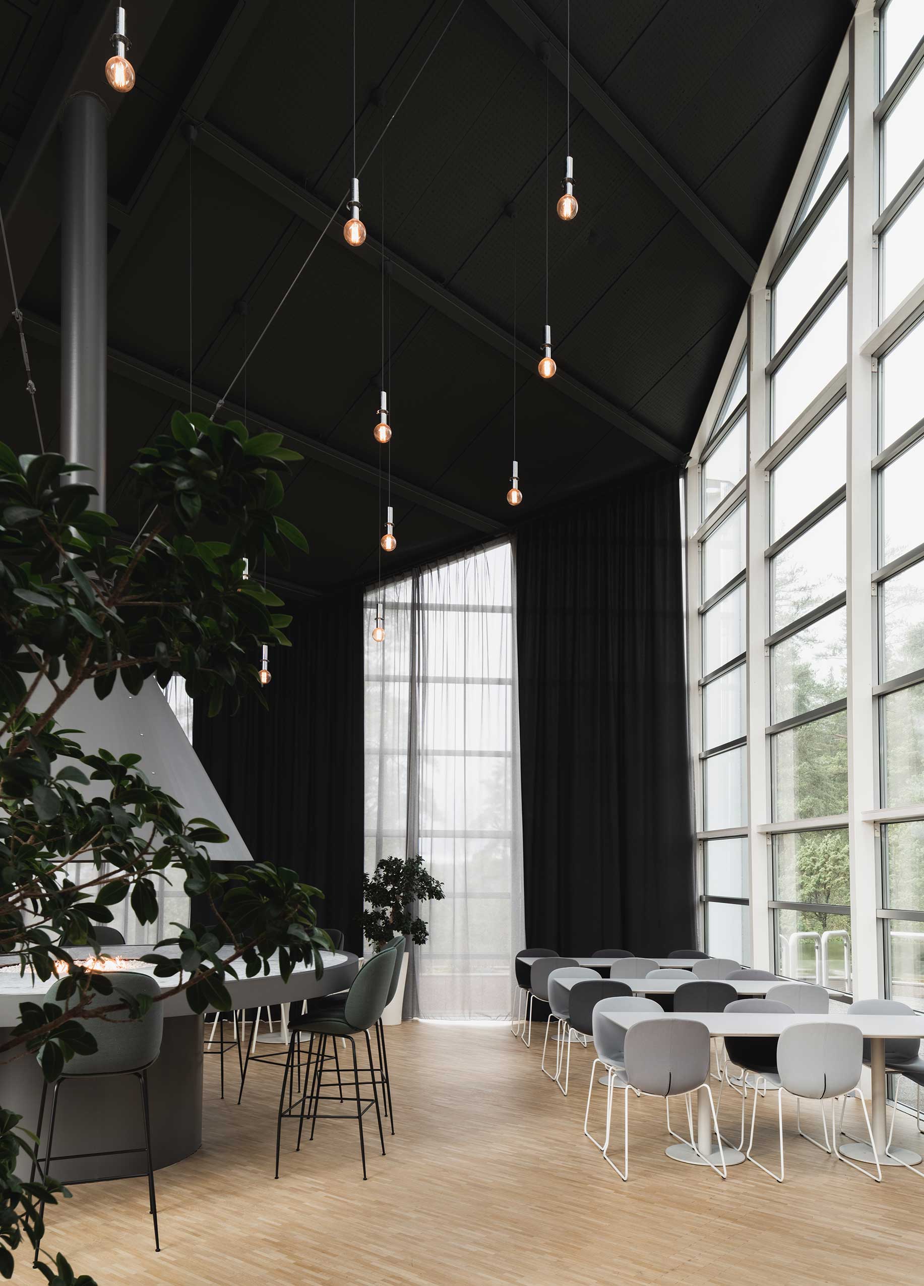 Profim Noor chairs in dining area at Rosenholm Campus | Photo : Dag Randen