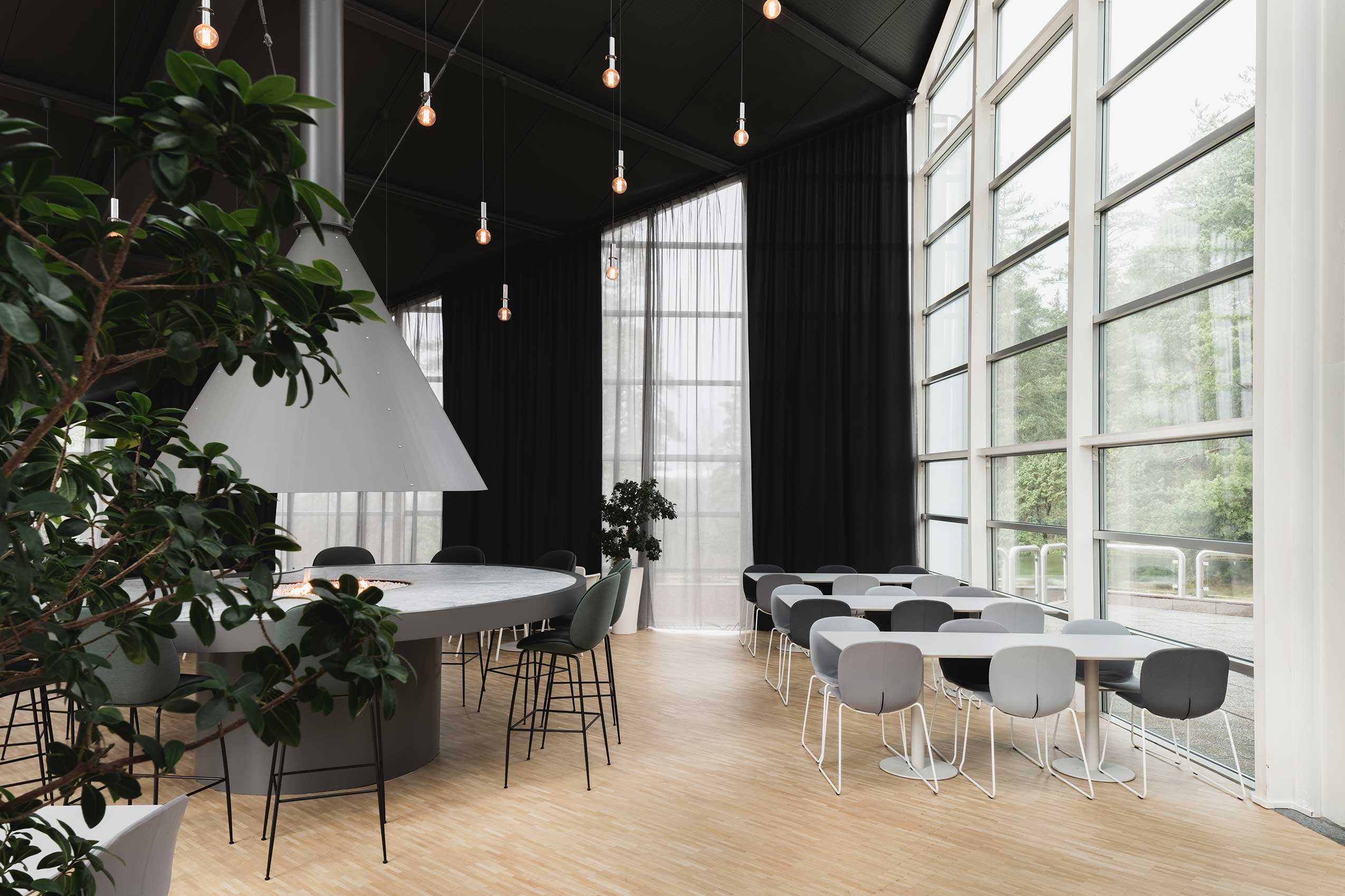 Profim Noor chairs in dining area at Rosenholm Campus | Photo : Dag Randen