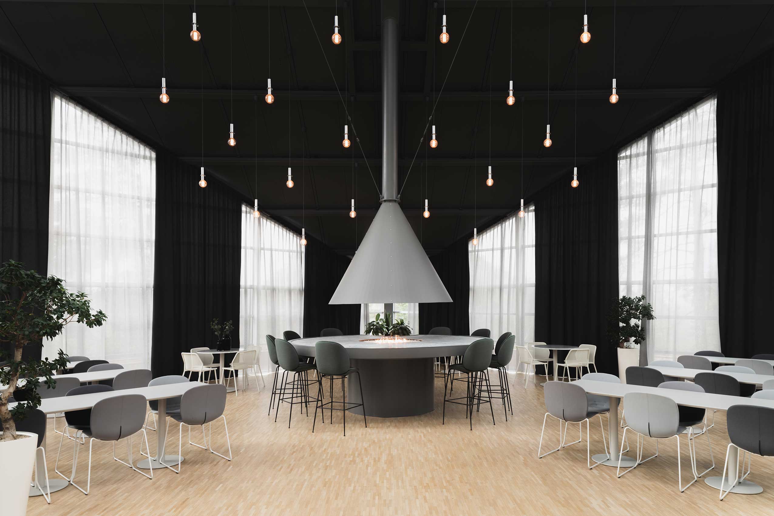 Profim Noor chairs in dining area at Rosenholm Campus | Photo : Dag Randen