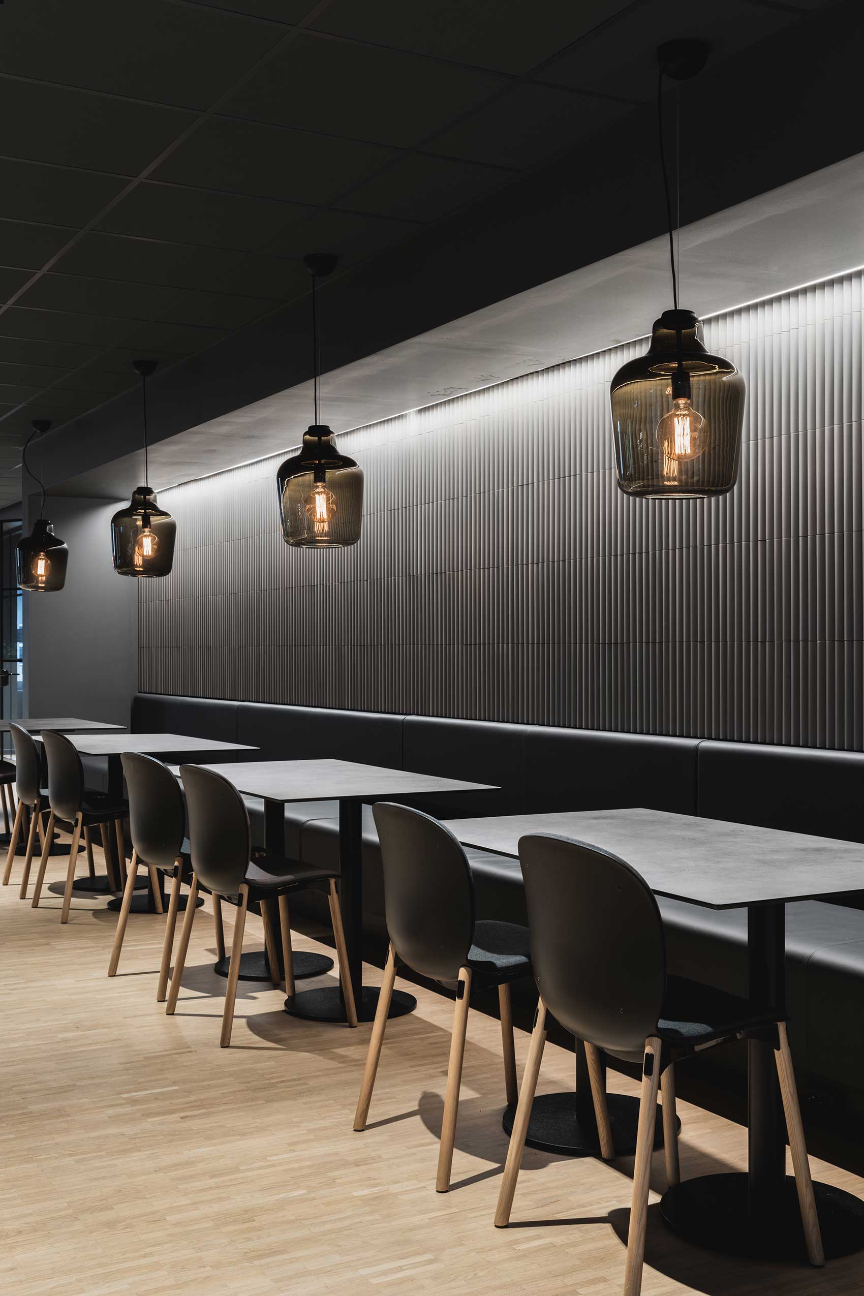 Profim Noor chairs in dining area at Rosenholm Campus | Photo : Dag Randen