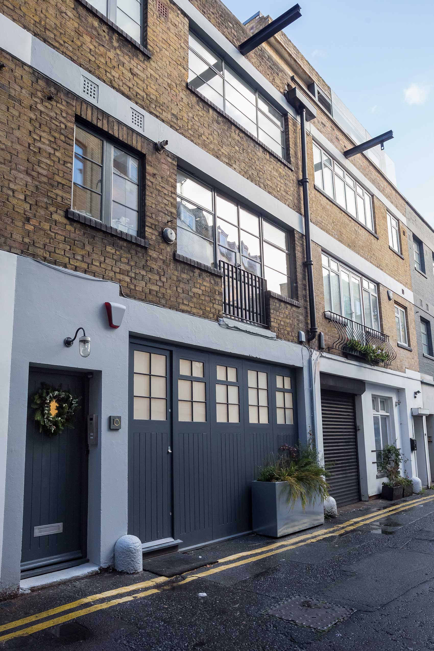 Exterior of Ruth Tomlinson Jewellery Atelier | Photo : Tom Seward