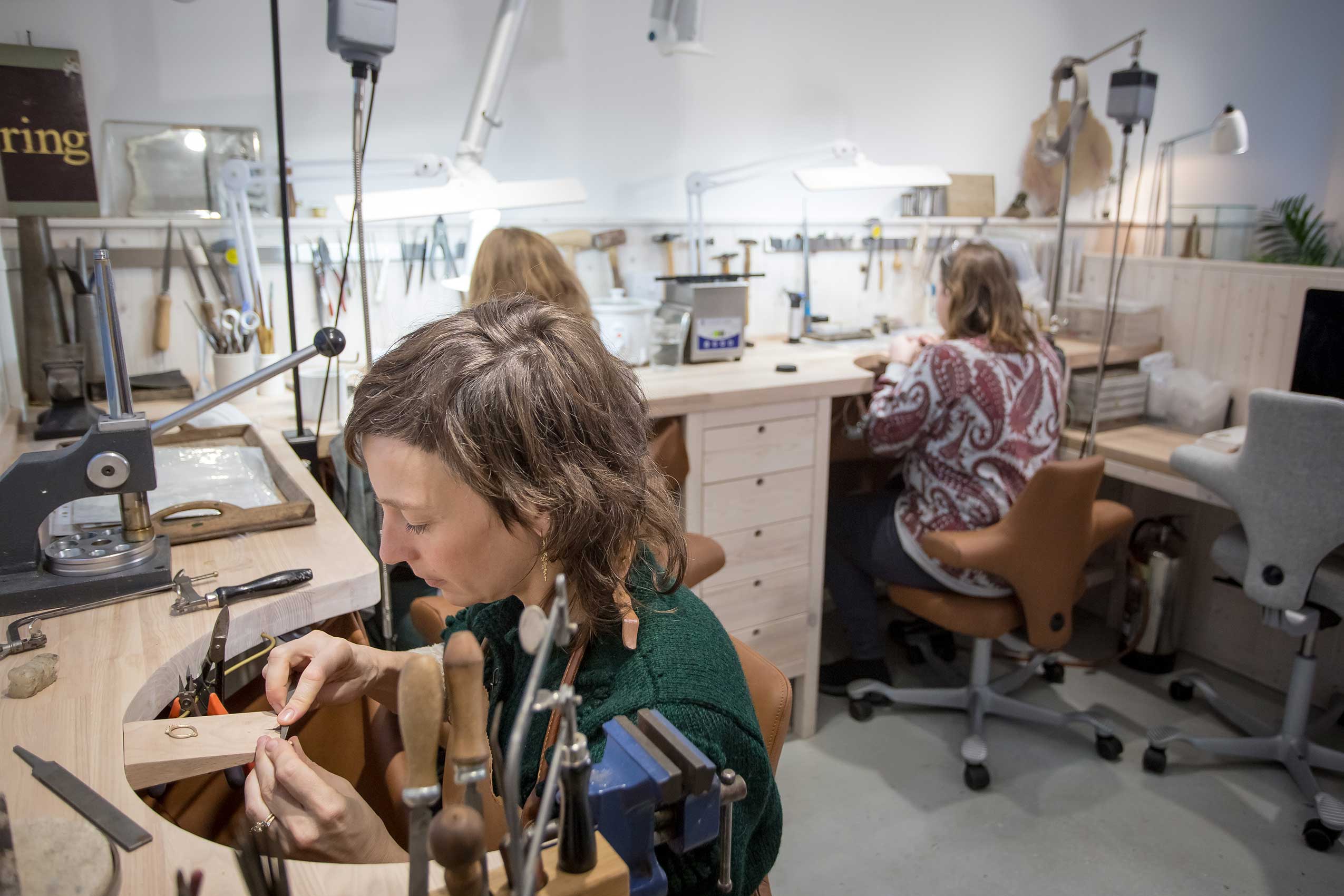 HÅG Capisco chairs in workshop space of Ruth Tomlinson Jewellery Atelier | Photo : Tom Seward