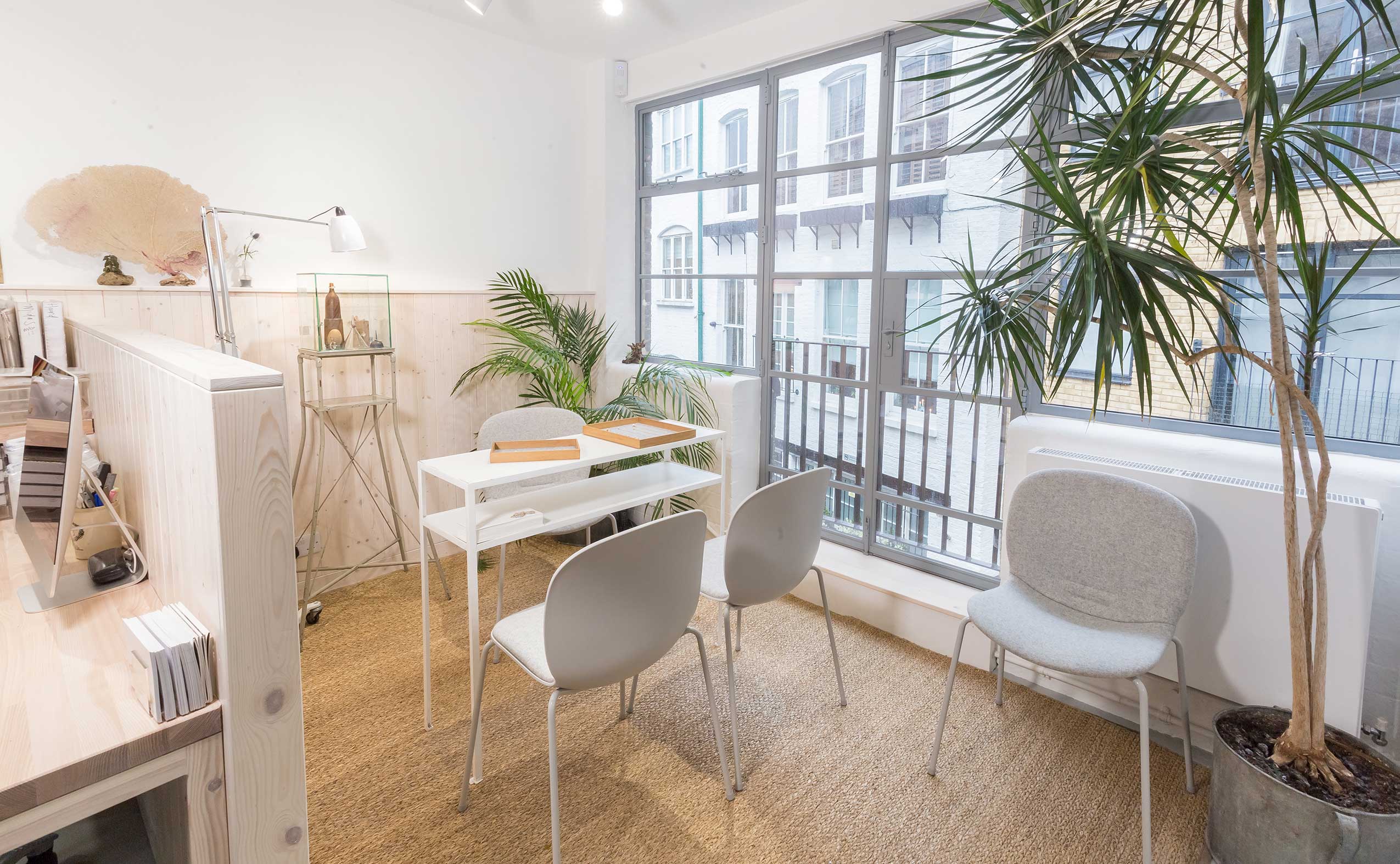 Profim Noor chairs in customer space of Ruth Tomlinson Jewellery Atelier | Photo : Tom Seward