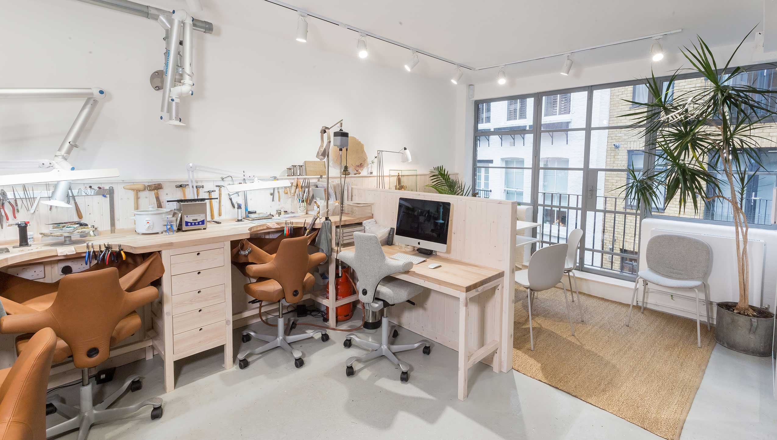 Profim Noor and HÅG Capisco chairs in Ruth Tomlinson Jewellery Atelier | Photo : Tom Seward