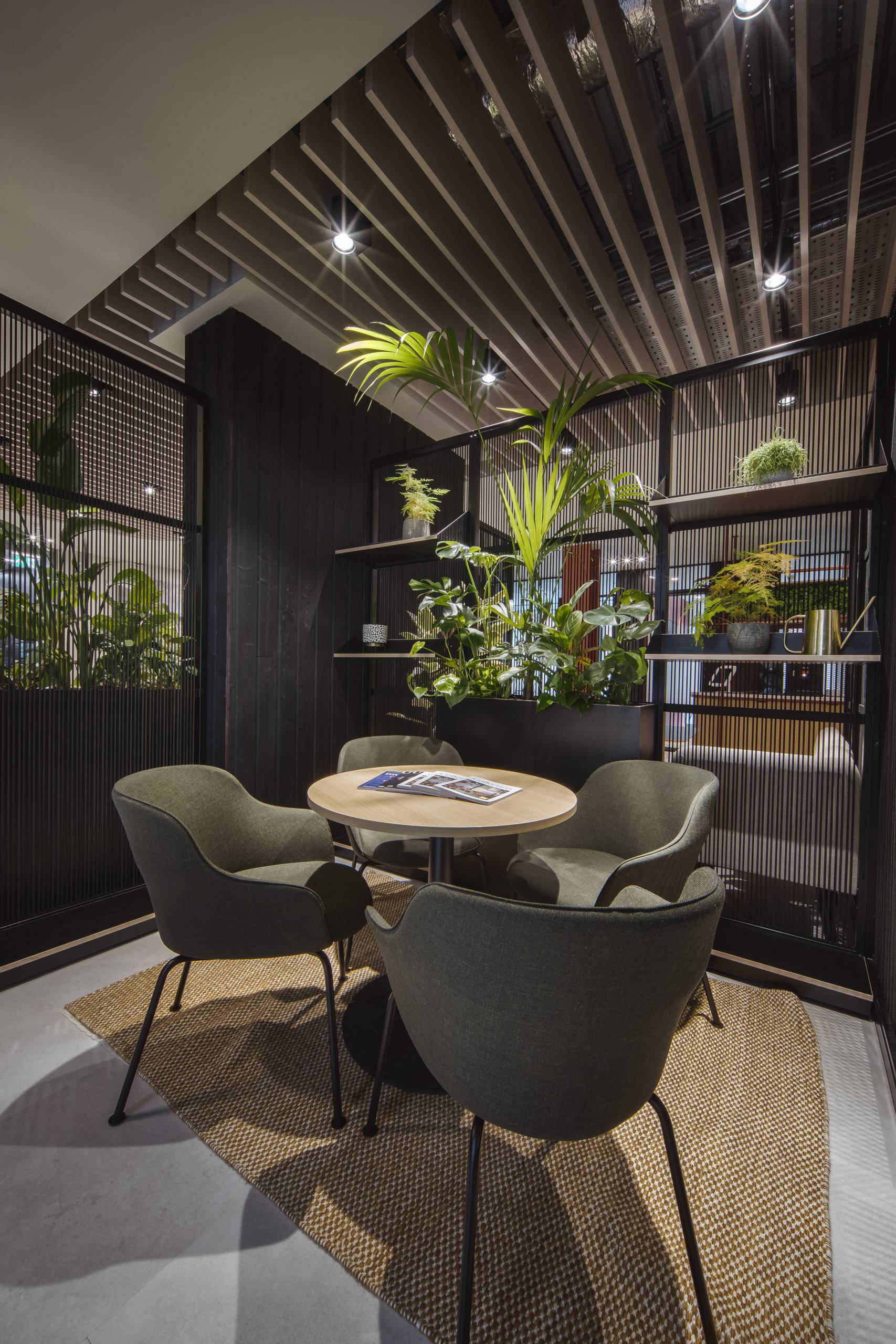 Connection Harp and Rollie chairs in collaboration space at Savills Office | Photo : Mike Dinsdale