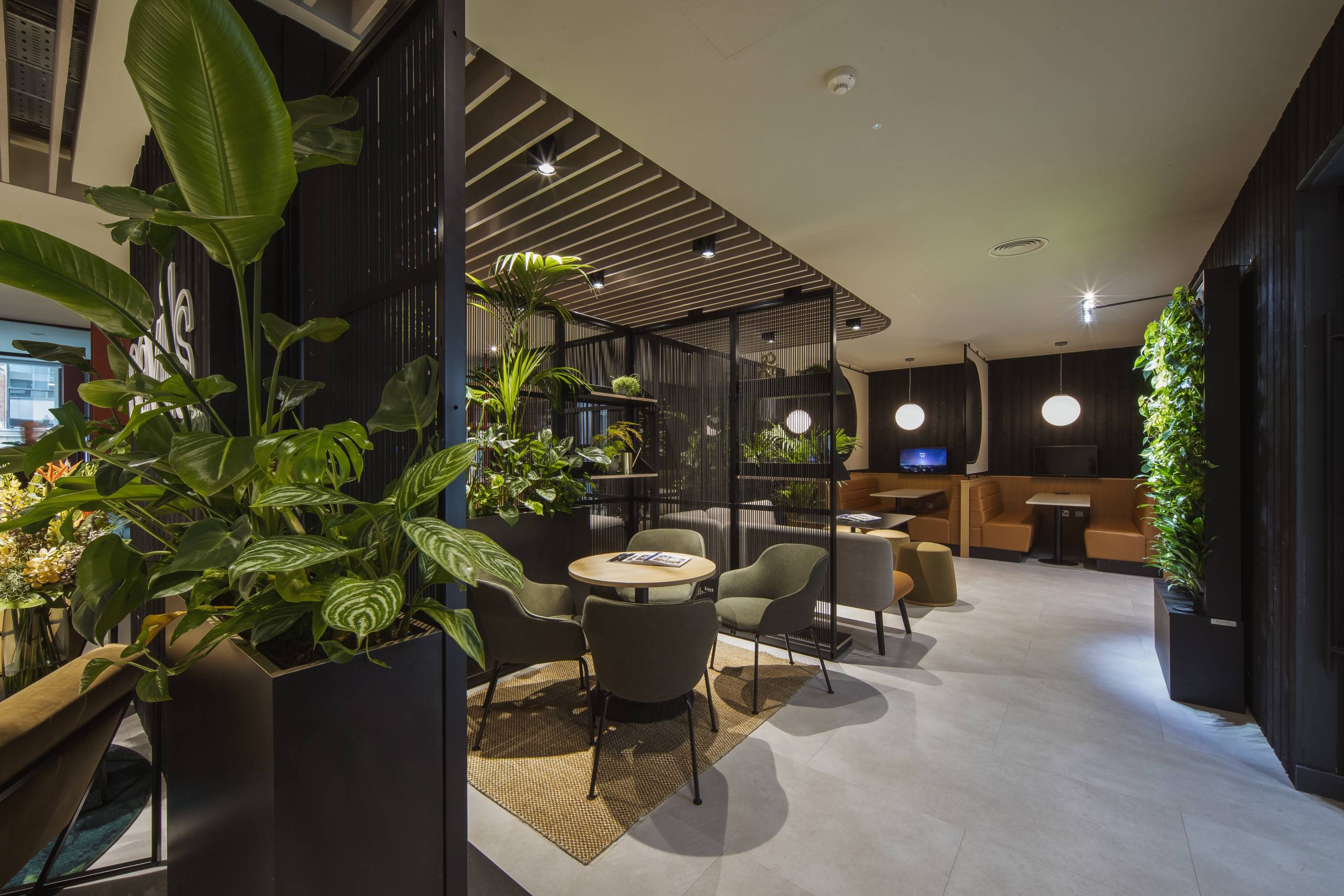 Connection Harp and Rollie chairs in collaboration space at Savills Office | Photo : Mike Dinsdale