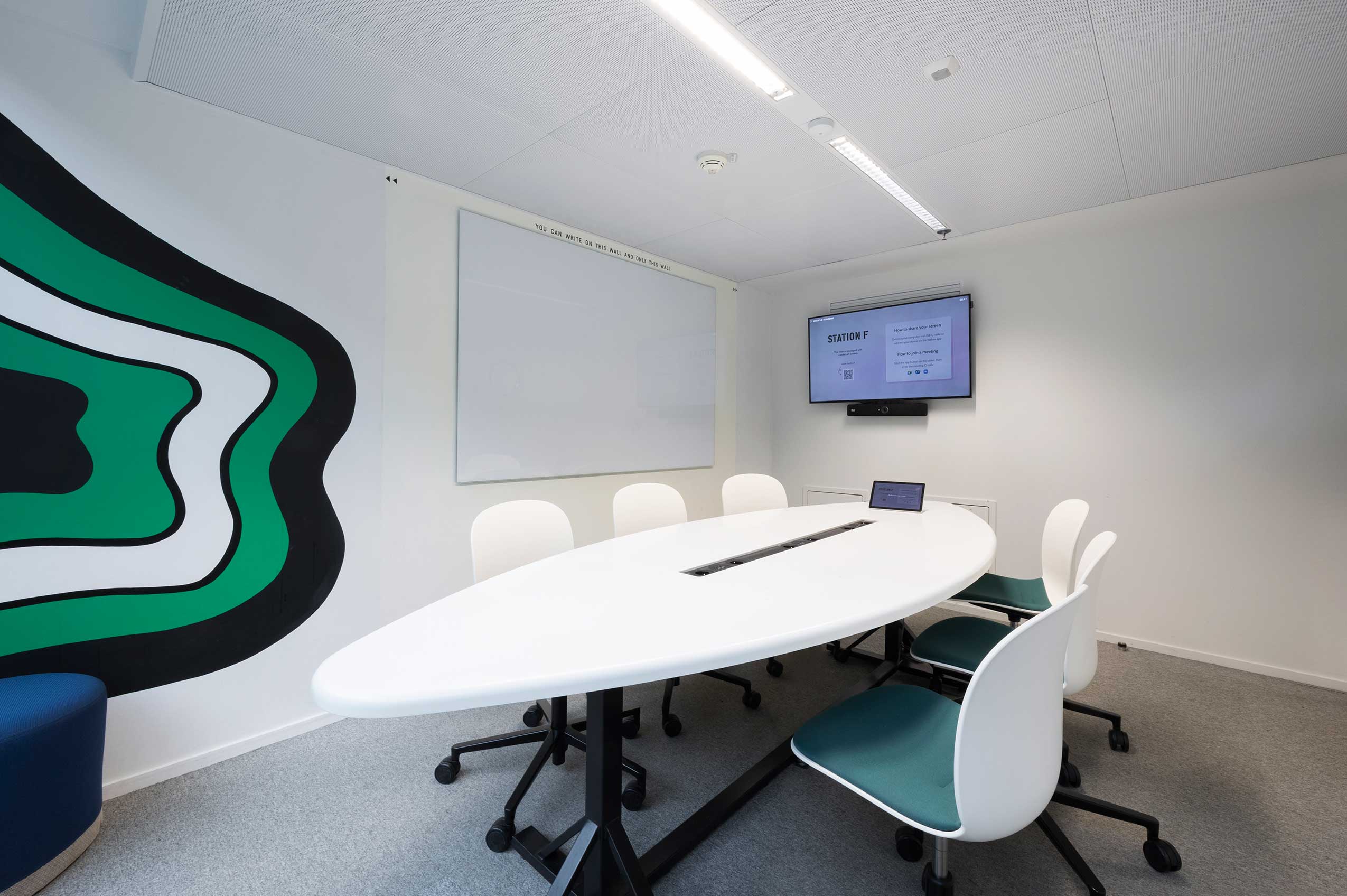 Profim Noor chairs in meeting room at Station F | Photo : Delphine Coutant