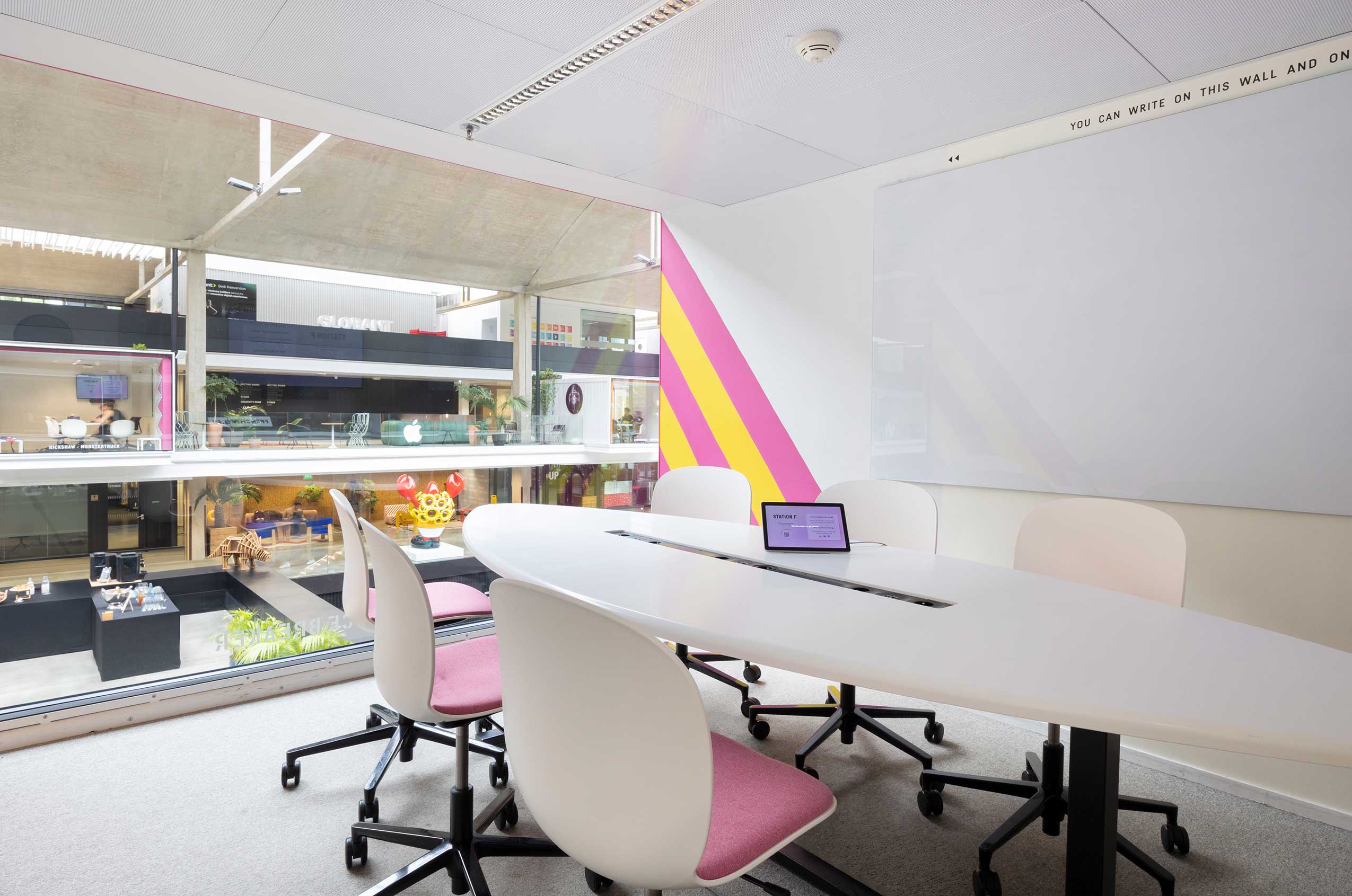 Profim Noor chairs in meeting room at Station F | Photo : Delphine Coutant