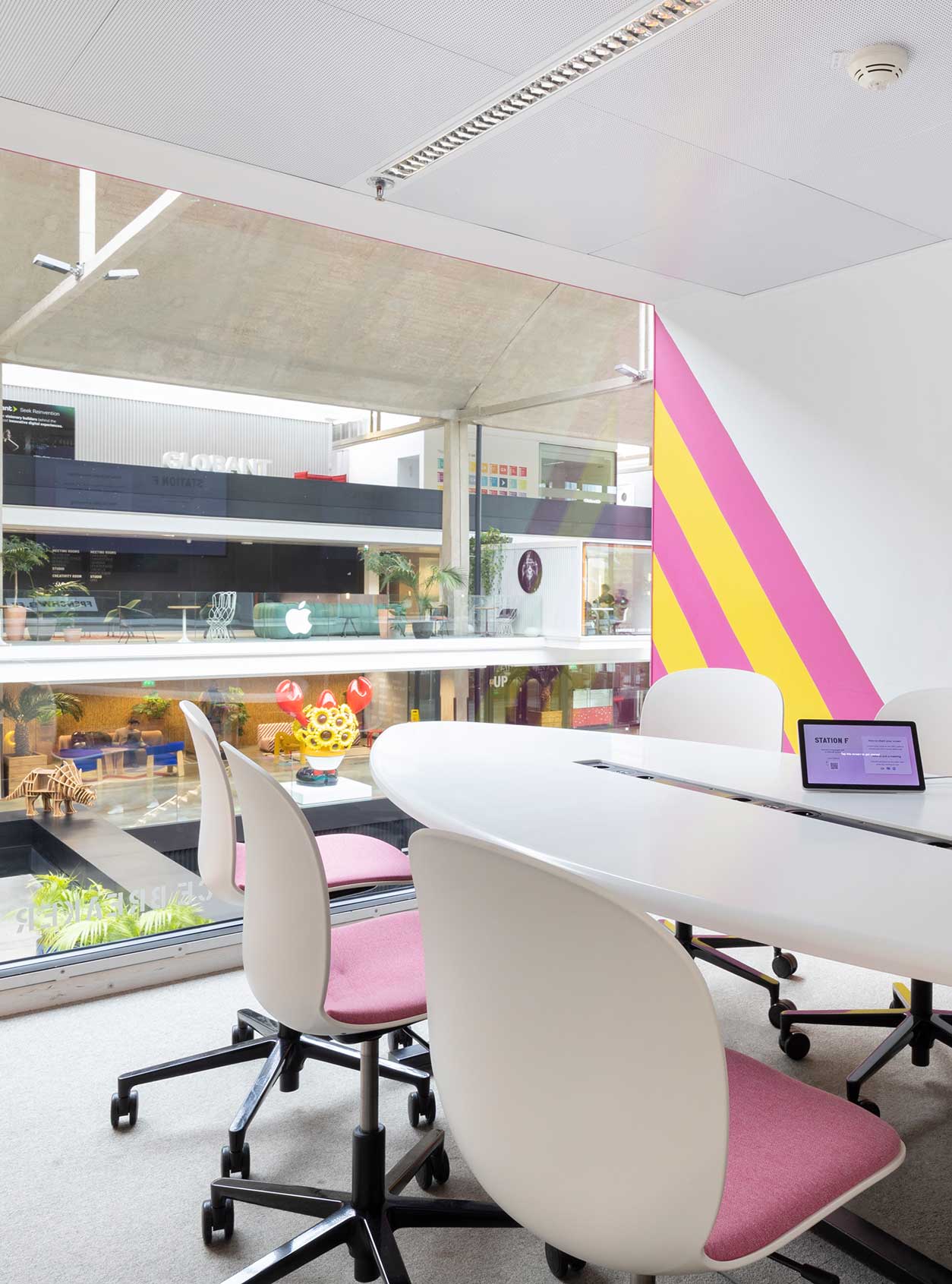 Profim Noor chairs in meeting room at Station F | Photo : Delphine Coutant