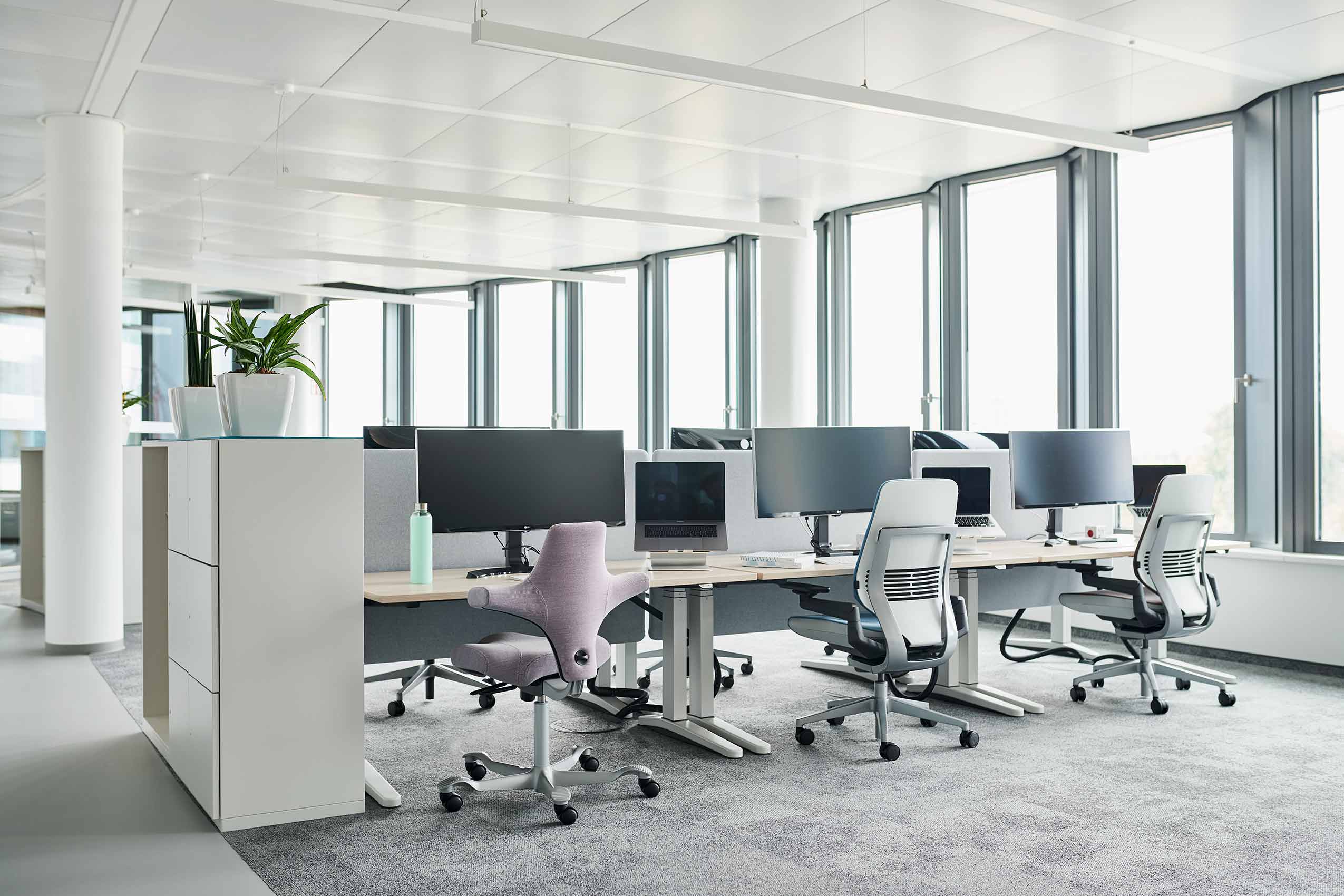 HÅG Capisco chairs at a workstation in Trivago offices| Photo : Trivago