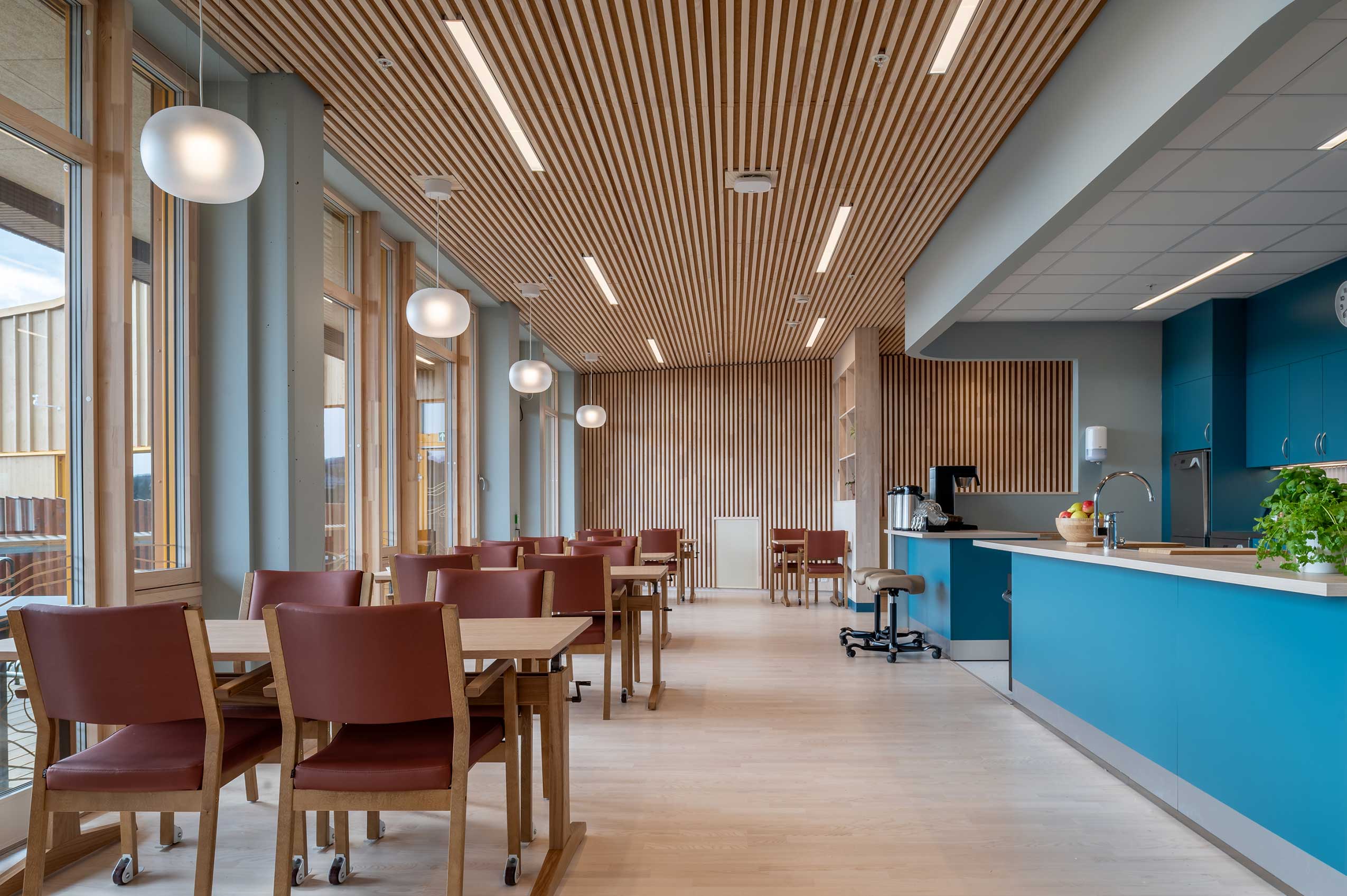 A dining social area in Trondheim rehabilitation centre, with HÅG Capisco stools along a kitchen bar on the right