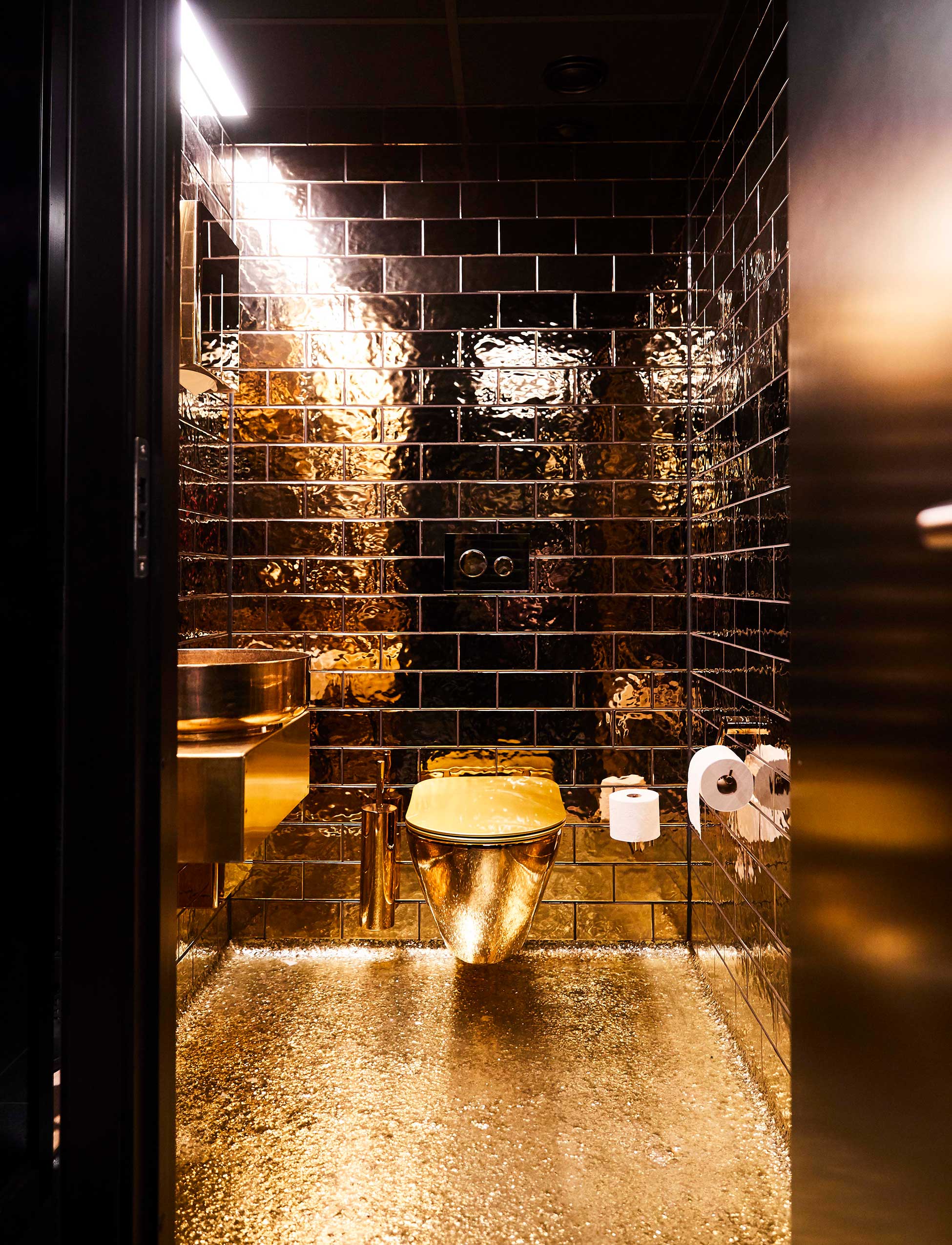 Bathroom at Vipps, oslo | Photo : Lars Petter Pettersen